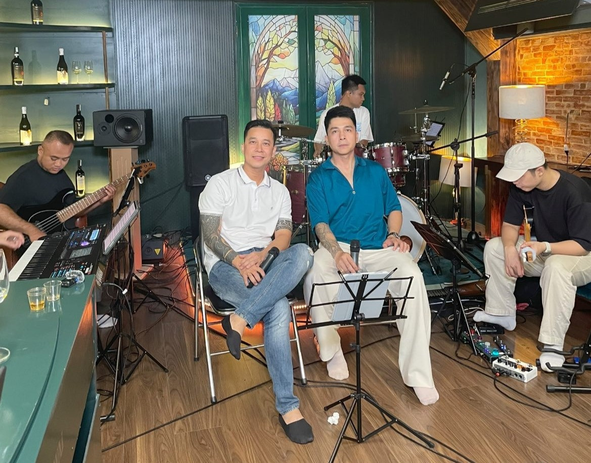 Nam ca sĩ ngồi không cũng có nửa tỷ mỗi tháng: Có 3 nhà ở Mỹ, 1 nhà ở Việt Nam, vợ 9x cực nóng bỏng- Ảnh 1. Nam ca sĩ ngồi không cũng có nửa tỷ mỗi tháng: Có 3 nhà ở Mỹ, 1 nhà ở Việt Nam, vợ 9x cực nóng bỏng- Ảnh 1.