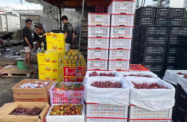 Trái cây nhập ngoại giá rẻ bày bán tràn lan- Ảnh 3. Trái cây nhập ngoại giá rẻ bày bán tràn lan- Ảnh 3.