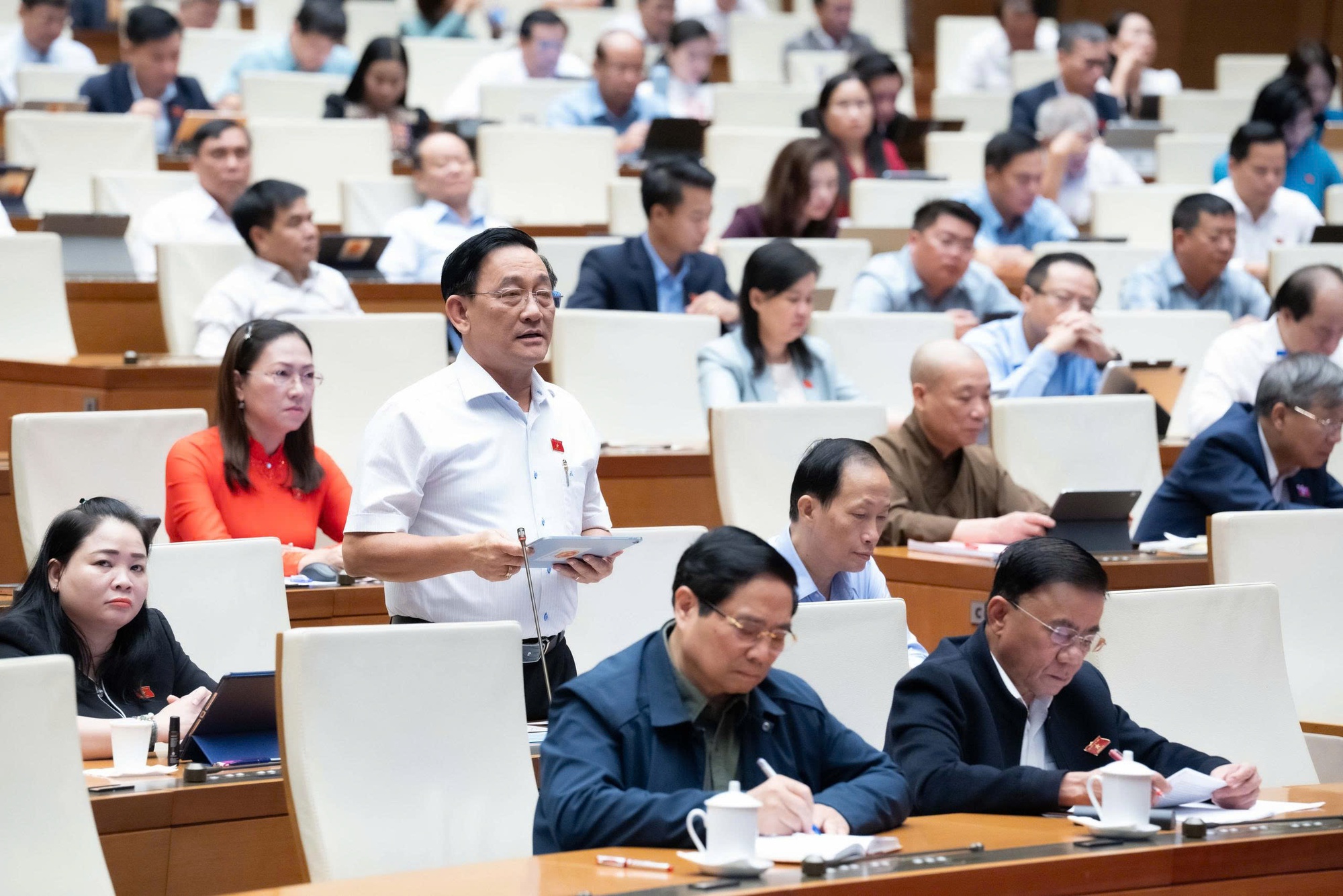 Kiến nghị tăng lương cơ sở ngay từ đầu năm 2026; hỗ trợ cán bộ vùng sáp nhập- Ảnh 1. Kiến nghị tăng lương cơ sở ngay từ đầu năm 2026; hỗ trợ cán bộ vùng sáp nhập- Ảnh 1.