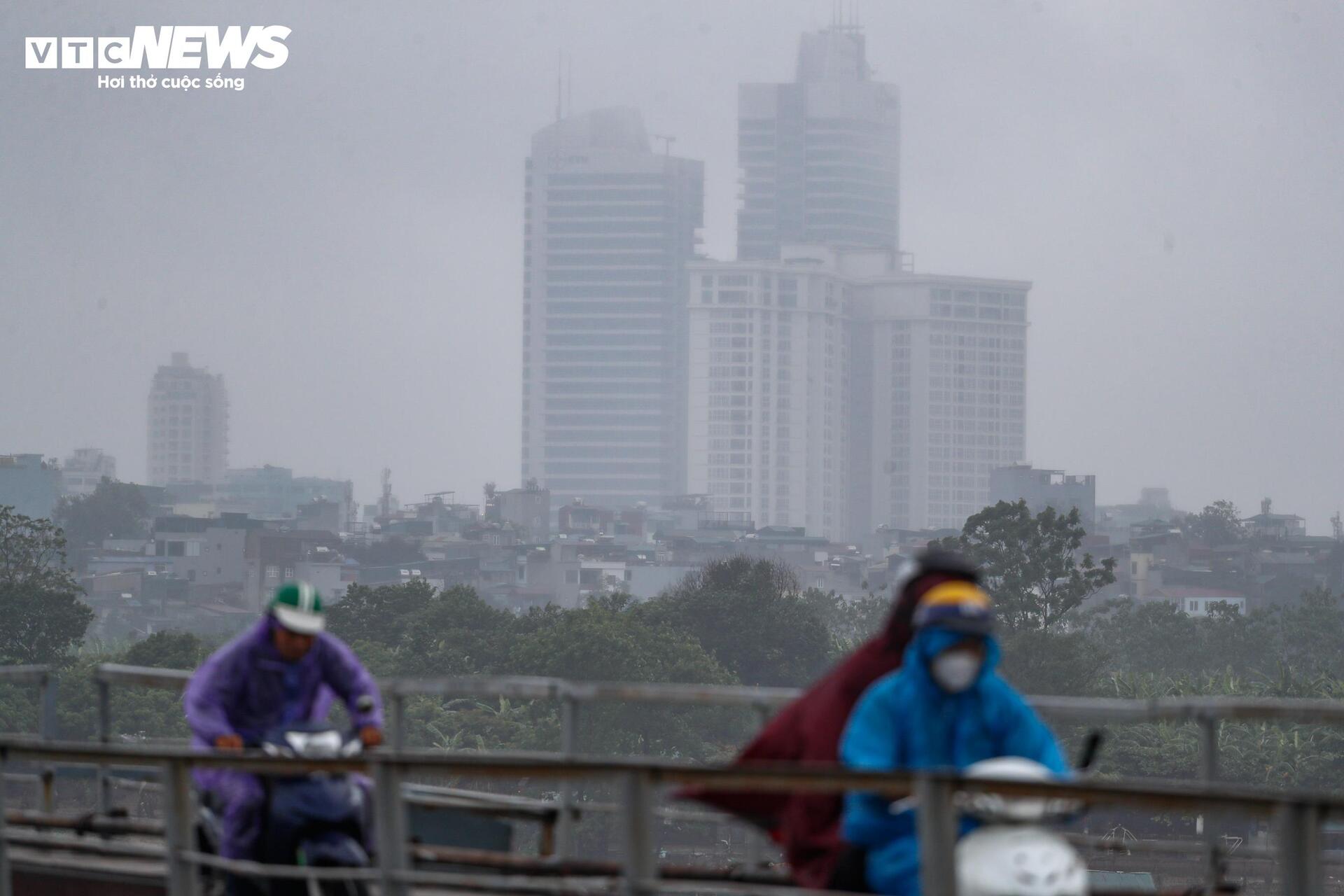 Người Hà Nội vất vả mưu sinh trong ngày mưa phùn, gió lạnh tăng cường- Ảnh 4. Người Hà Nội vất vả mưu sinh trong ngày mưa phùn, gió lạnh tăng cường- Ảnh 4.