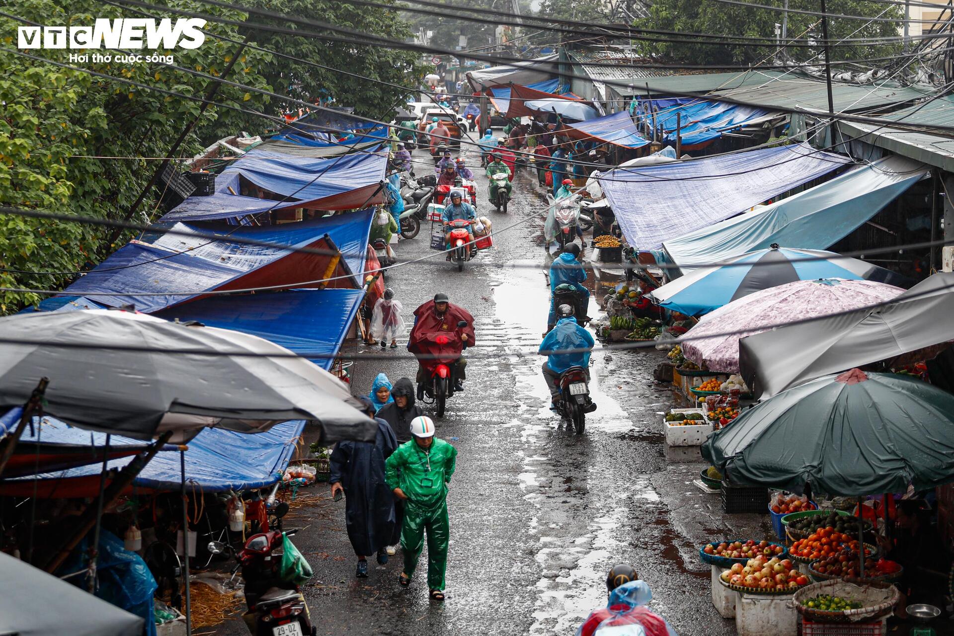 Người Hà Nội vất vả mưu sinh trong ngày mưa phùn, gió lạnh tăng cường- Ảnh 7. Người Hà Nội vất vả mưu sinh trong ngày mưa phùn, gió lạnh tăng cường- Ảnh 7.