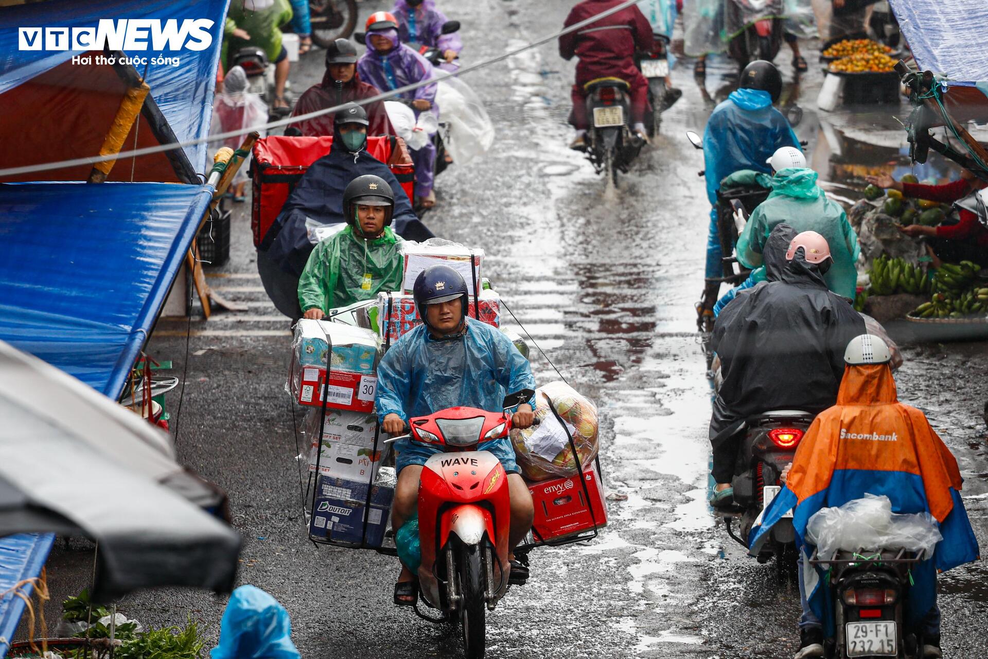 Người Hà Nội vất vả mưu sinh trong ngày mưa phùn, gió lạnh tăng cường- Ảnh 8. Người Hà Nội vất vả mưu sinh trong ngày mưa phùn, gió lạnh tăng cường- Ảnh 8.