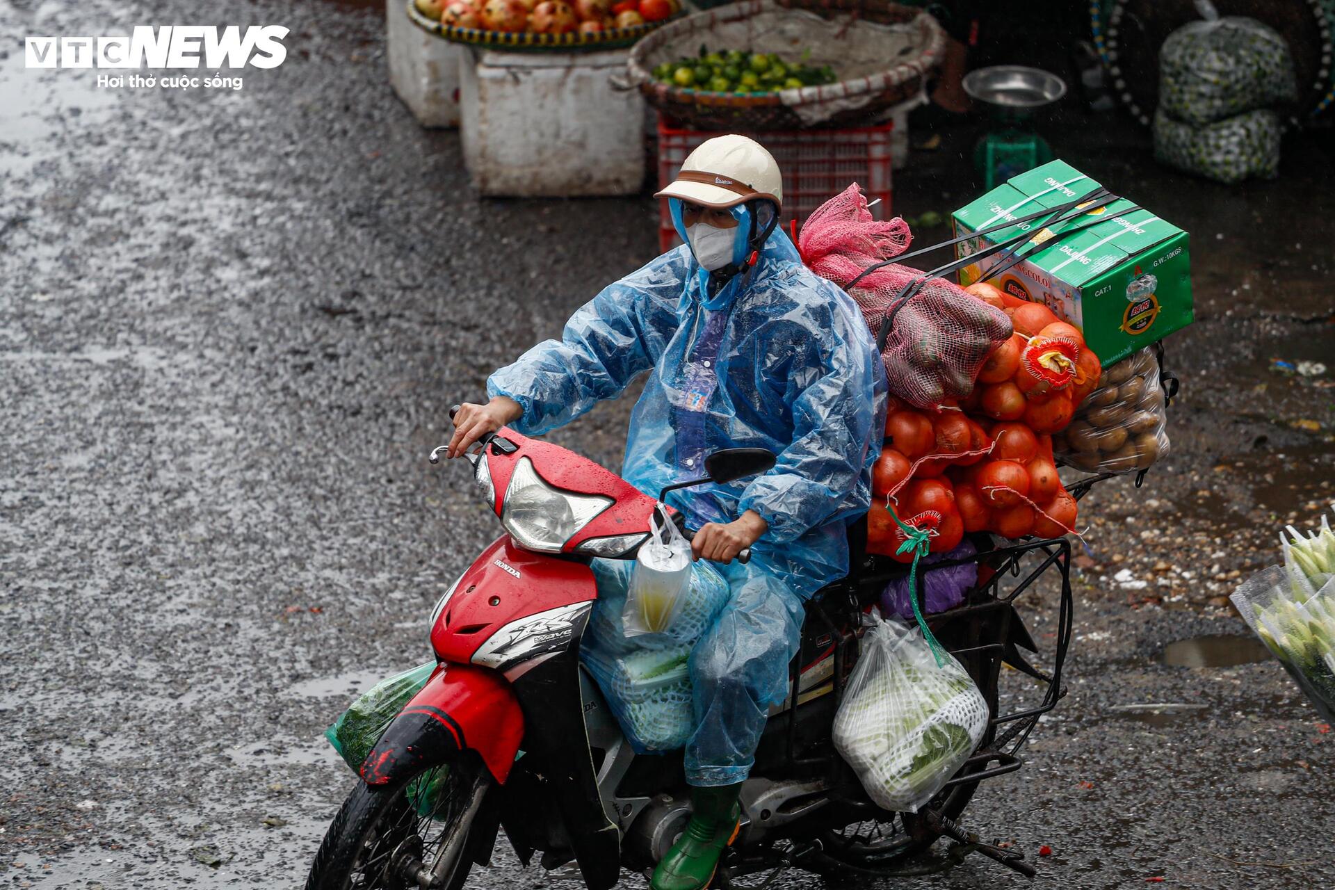 Người Hà Nội vất vả mưu sinh trong ngày mưa phùn, gió lạnh tăng cường- Ảnh 9. Người Hà Nội vất vả mưu sinh trong ngày mưa phùn, gió lạnh tăng cường- Ảnh 9.