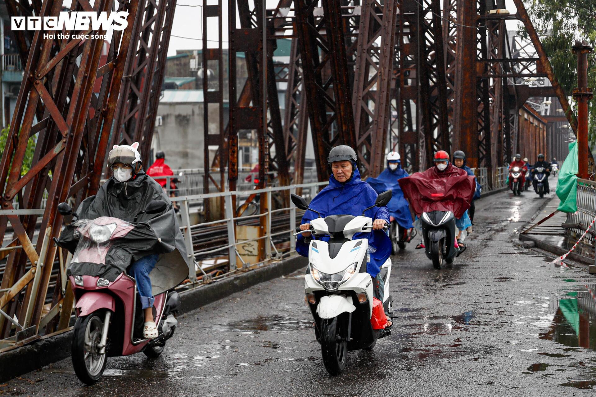 Người Hà Nội vất vả mưu sinh trong ngày mưa phùn, gió lạnh tăng cường- Ảnh 1. Người Hà Nội vất vả mưu sinh trong ngày mưa phùn, gió lạnh tăng cường- Ảnh 1.