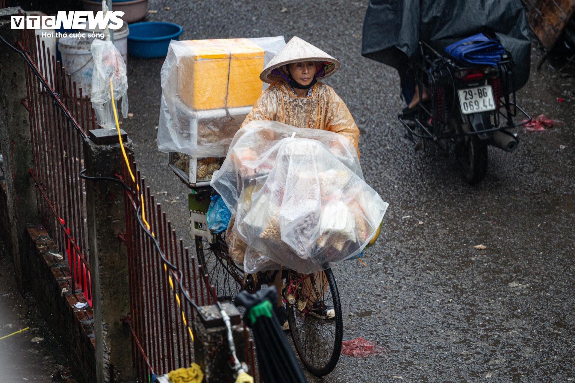 Người Hà Nội vất vả mưu sinh trong ngày mưa phùn, gió lạnh tăng cường- Ảnh 10. Người Hà Nội vất vả mưu sinh trong ngày mưa phùn, gió lạnh tăng cường- Ảnh 10.