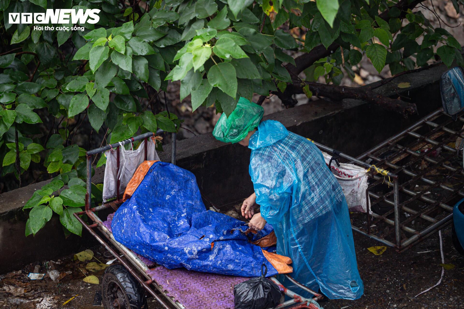 Người Hà Nội vất vả mưu sinh trong ngày mưa phùn, gió lạnh tăng cường- Ảnh 11. Người Hà Nội vất vả mưu sinh trong ngày mưa phùn, gió lạnh tăng cường- Ảnh 11.
