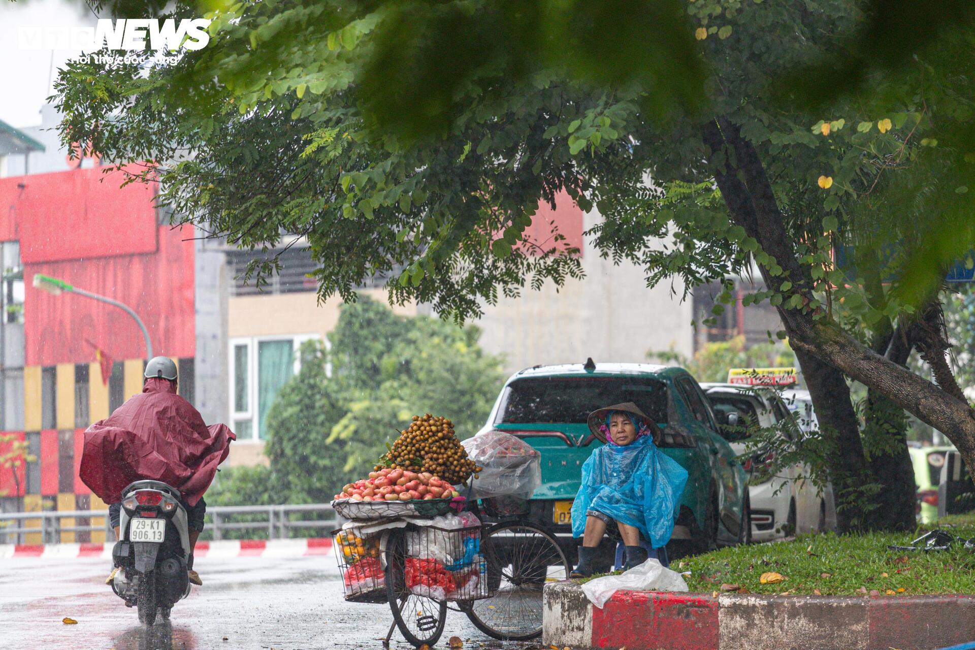 Người Hà Nội vất vả mưu sinh trong ngày mưa phùn, gió lạnh tăng cường- Ảnh 12. Người Hà Nội vất vả mưu sinh trong ngày mưa phùn, gió lạnh tăng cường- Ảnh 12.