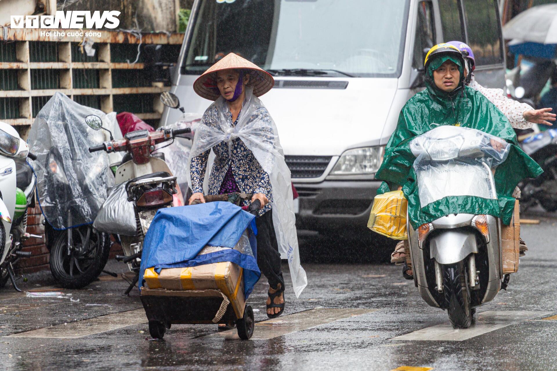 Người Hà Nội vất vả mưu sinh trong ngày mưa phùn, gió lạnh tăng cường- Ảnh 16. Người Hà Nội vất vả mưu sinh trong ngày mưa phùn, gió lạnh tăng cường- Ảnh 16.