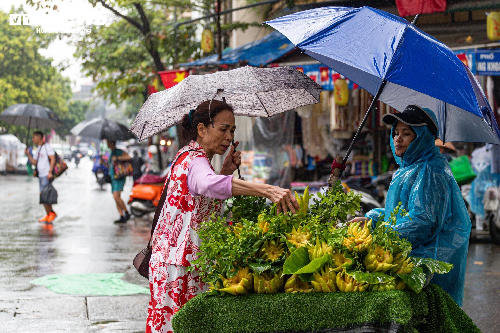Người Hà Nội vất vả mưu sinh trong ngày mưa phùn, gió lạnh tăng cường- Ảnh 14. Người Hà Nội vất vả mưu sinh trong ngày mưa phùn, gió lạnh tăng cường- Ảnh 14.