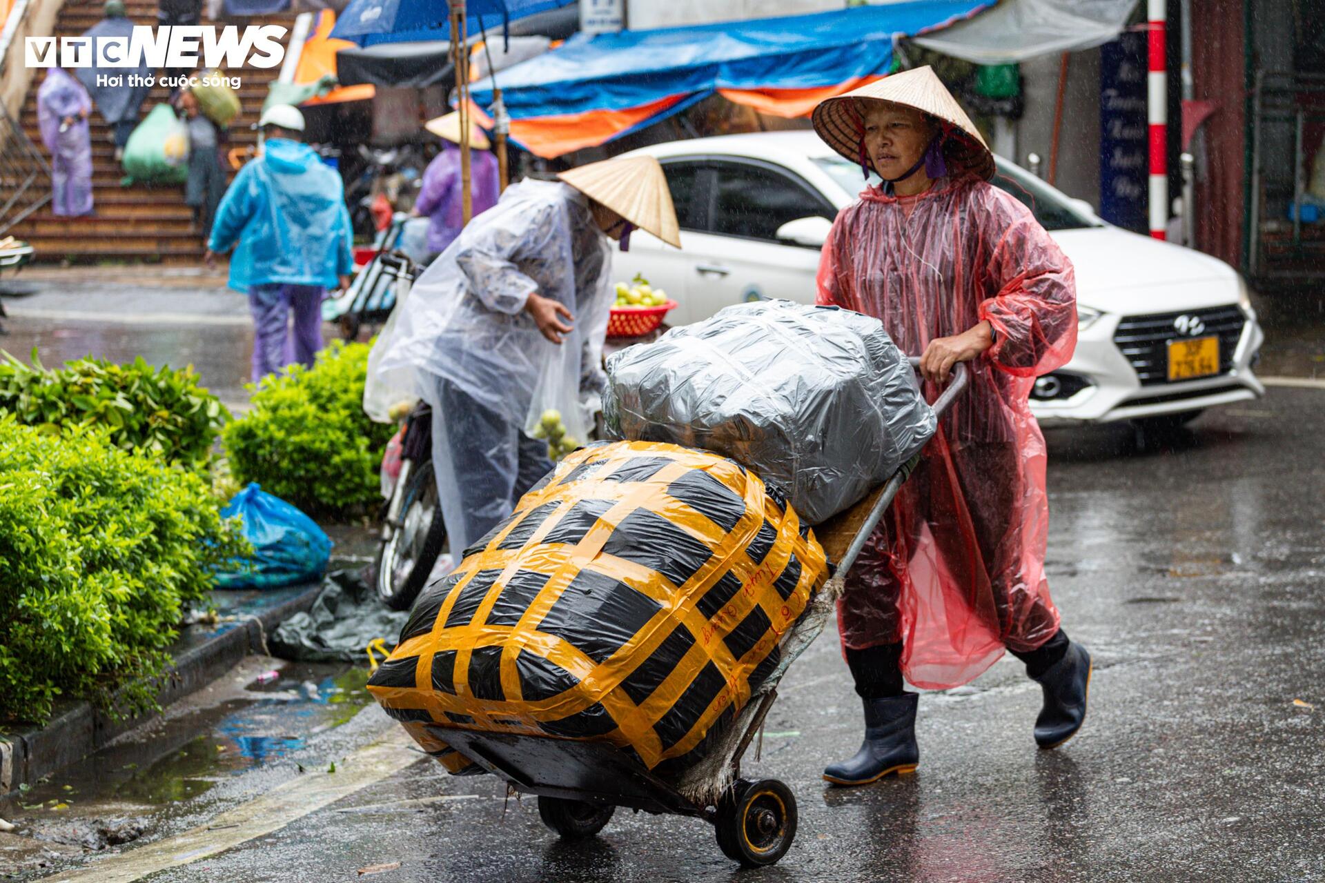 Người Hà Nội vất vả mưu sinh trong ngày mưa phùn, gió lạnh tăng cường- Ảnh 15. Người Hà Nội vất vả mưu sinh trong ngày mưa phùn, gió lạnh tăng cường- Ảnh 15.