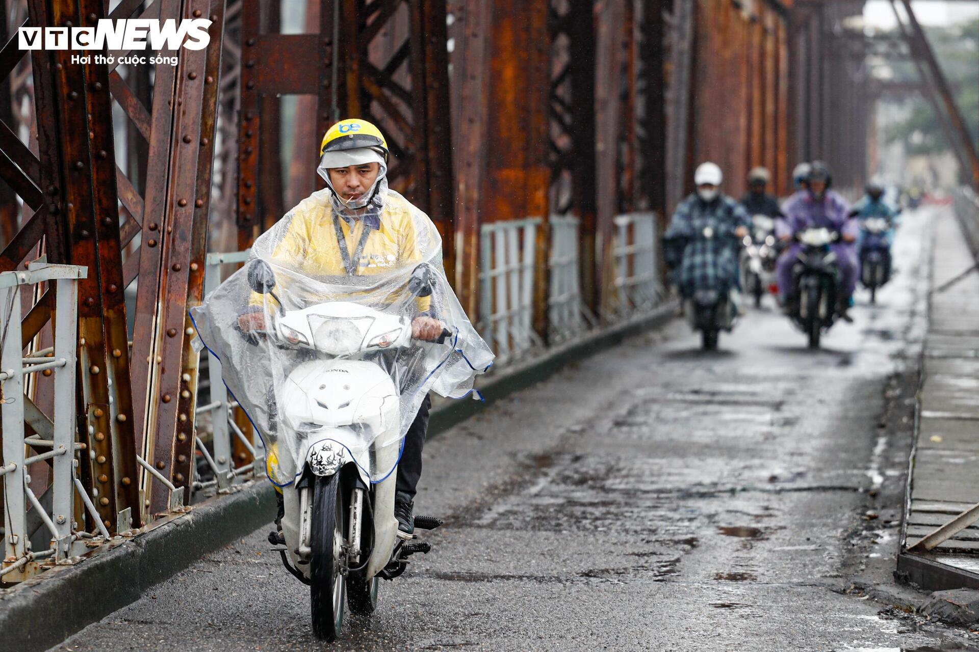 Người Hà Nội vất vả mưu sinh trong ngày mưa phùn, gió lạnh tăng cường- Ảnh 2. Người Hà Nội vất vả mưu sinh trong ngày mưa phùn, gió lạnh tăng cường- Ảnh 2.