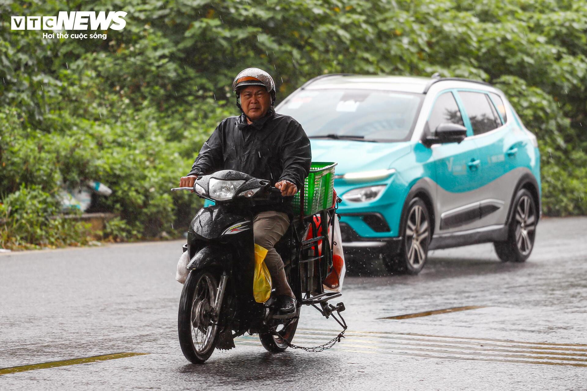 Người Hà Nội vất vả mưu sinh trong ngày mưa phùn, gió lạnh tăng cường- Ảnh 3. Người Hà Nội vất vả mưu sinh trong ngày mưa phùn, gió lạnh tăng cường- Ảnh 3.