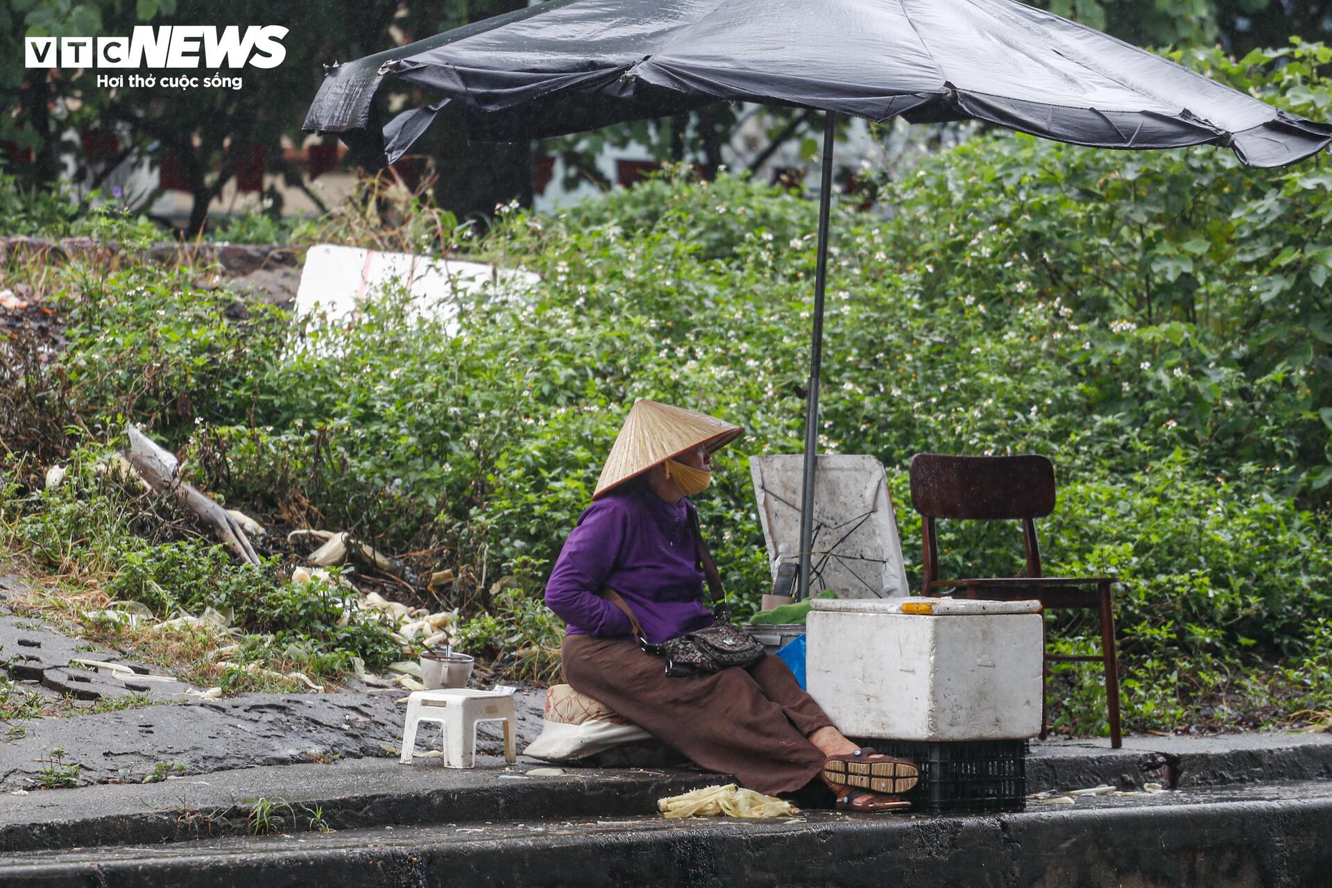 Người Hà Nội vất vả mưu sinh trong ngày mưa phùn, gió lạnh tăng cường- Ảnh 13. Người Hà Nội vất vả mưu sinh trong ngày mưa phùn, gió lạnh tăng cường- Ảnh 13.