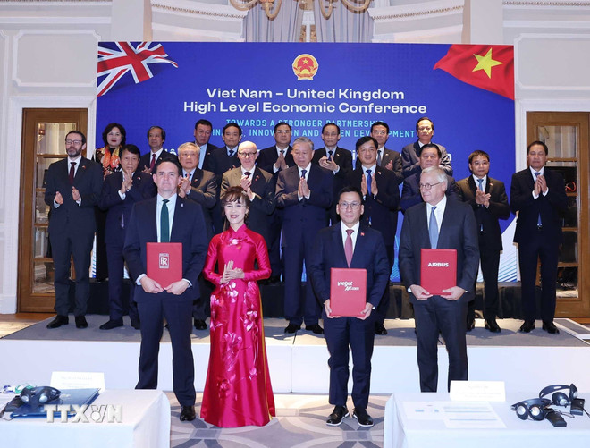 Tổng Bí thư chứng kiến trao hơn 20 thỏa thuận hợp tác Việt Nam - Anh trị giá hàng chục tỉ USD- Ảnh 2. Tổng Bí thư chứng kiến trao hơn 20 thỏa thuận hợp tác Việt Nam - Anh trị giá hàng chục tỉ USD- Ảnh 2.