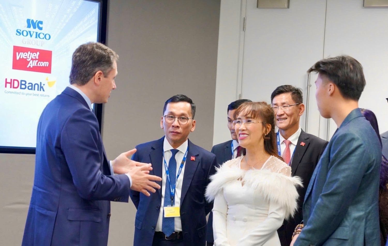 Thăm nơi nắm giữ 34.000 tỷ USD ở Anh, tỷ phú Nguyễn Thị Phương Thảo bày tỏ mong muốn lớn chưa từng có- Ảnh 1. Thăm nơi nắm giữ 34.000 tỷ USD ở Anh, tỷ phú Nguyễn Thị Phương Thảo bày tỏ mong muốn lớn chưa từng có- Ảnh 1.