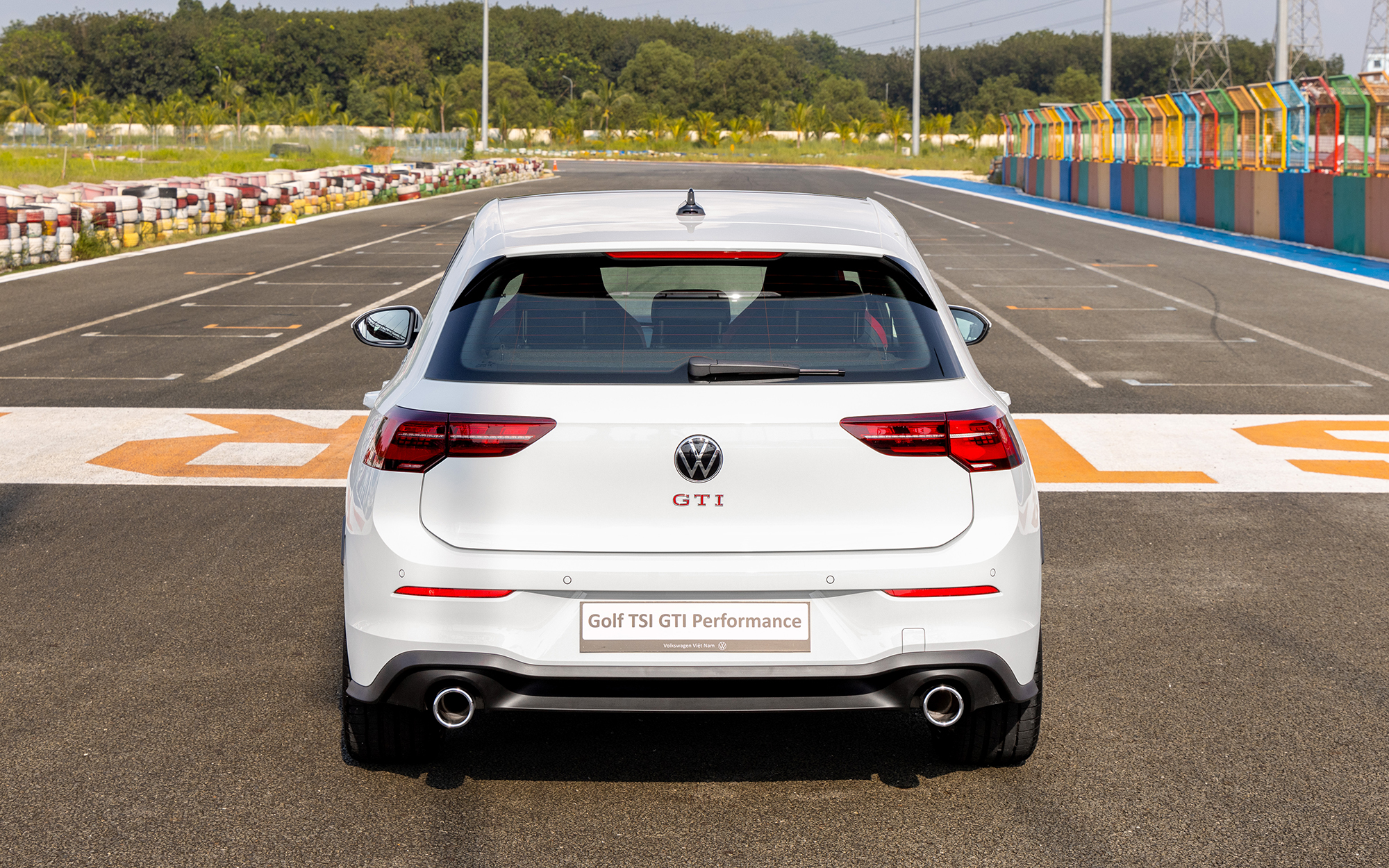 Volkswagen Golf ra mắt Việt Nam: Giá từ 798 triệu đồng, 6 phiên bản, mạnh nhất gần 320hp, thách thức Civic- Ảnh 2. Volkswagen Golf ra mắt Việt Nam: Giá từ 798 triệu đồng, 6 phiên bản, mạnh nhất gần 320hp, thách thức Civic- Ảnh 2.