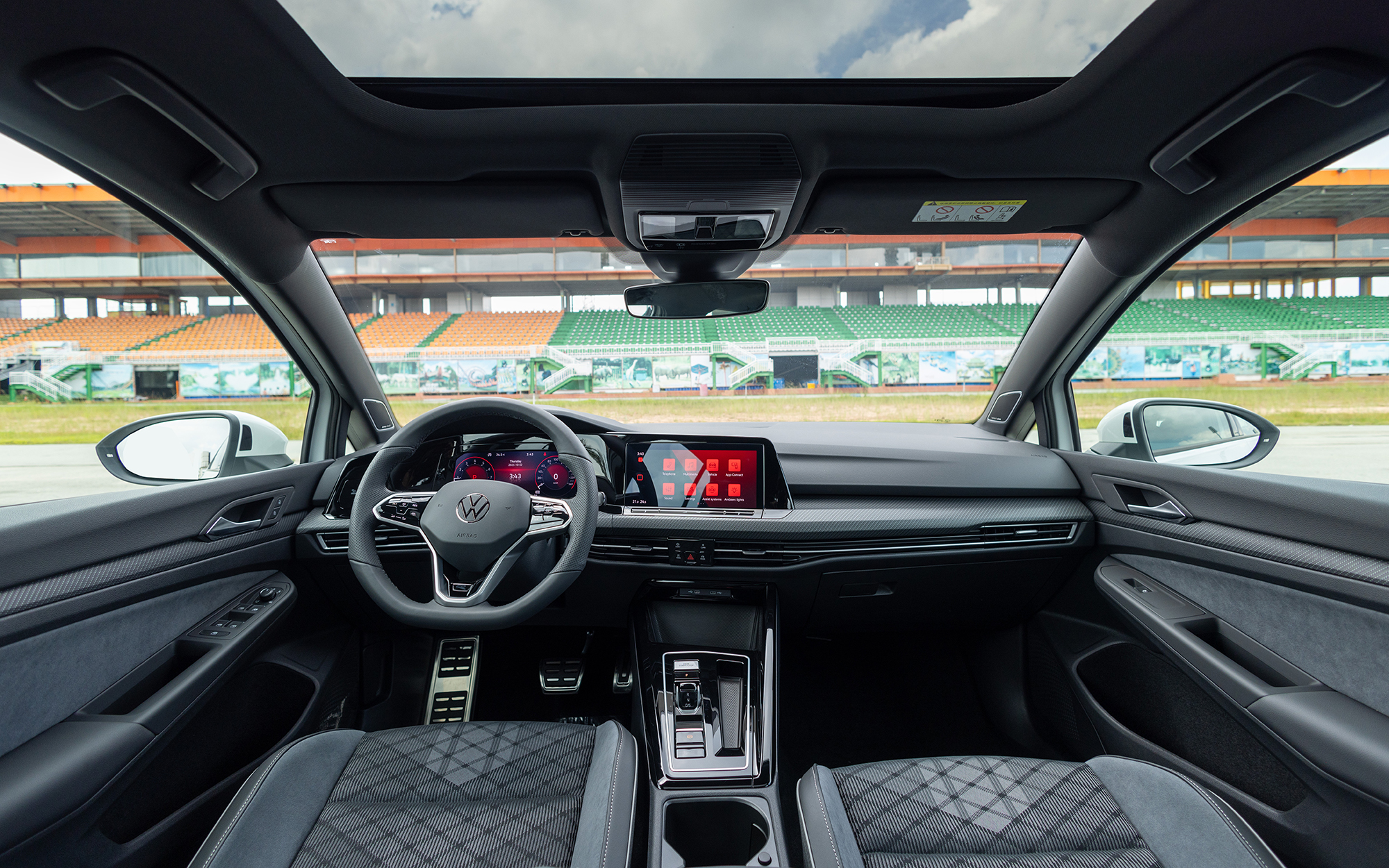 Volkswagen Golf ra mắt Việt Nam: Giá từ 798 triệu đồng, 6 phiên bản, mạnh nhất gần 320hp, thách thức Civic- Ảnh 10. Volkswagen Golf ra mắt Việt Nam: Giá từ 798 triệu đồng, 6 phiên bản, mạnh nhất gần 320hp, thách thức Civic- Ảnh 10.