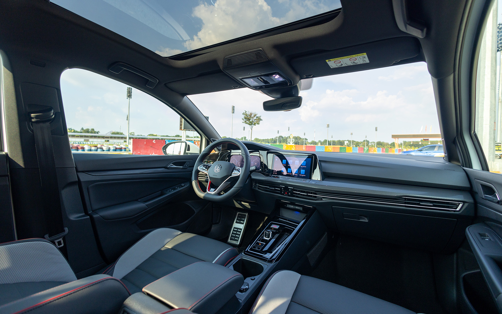 Volkswagen Golf ra mắt Việt Nam: Giá từ 798 triệu đồng, 6 phiên bản, mạnh nhất gần 320hp, thách thức Civic- Ảnh 11. Volkswagen Golf ra mắt Việt Nam: Giá từ 798 triệu đồng, 6 phiên bản, mạnh nhất gần 320hp, thách thức Civic- Ảnh 11.