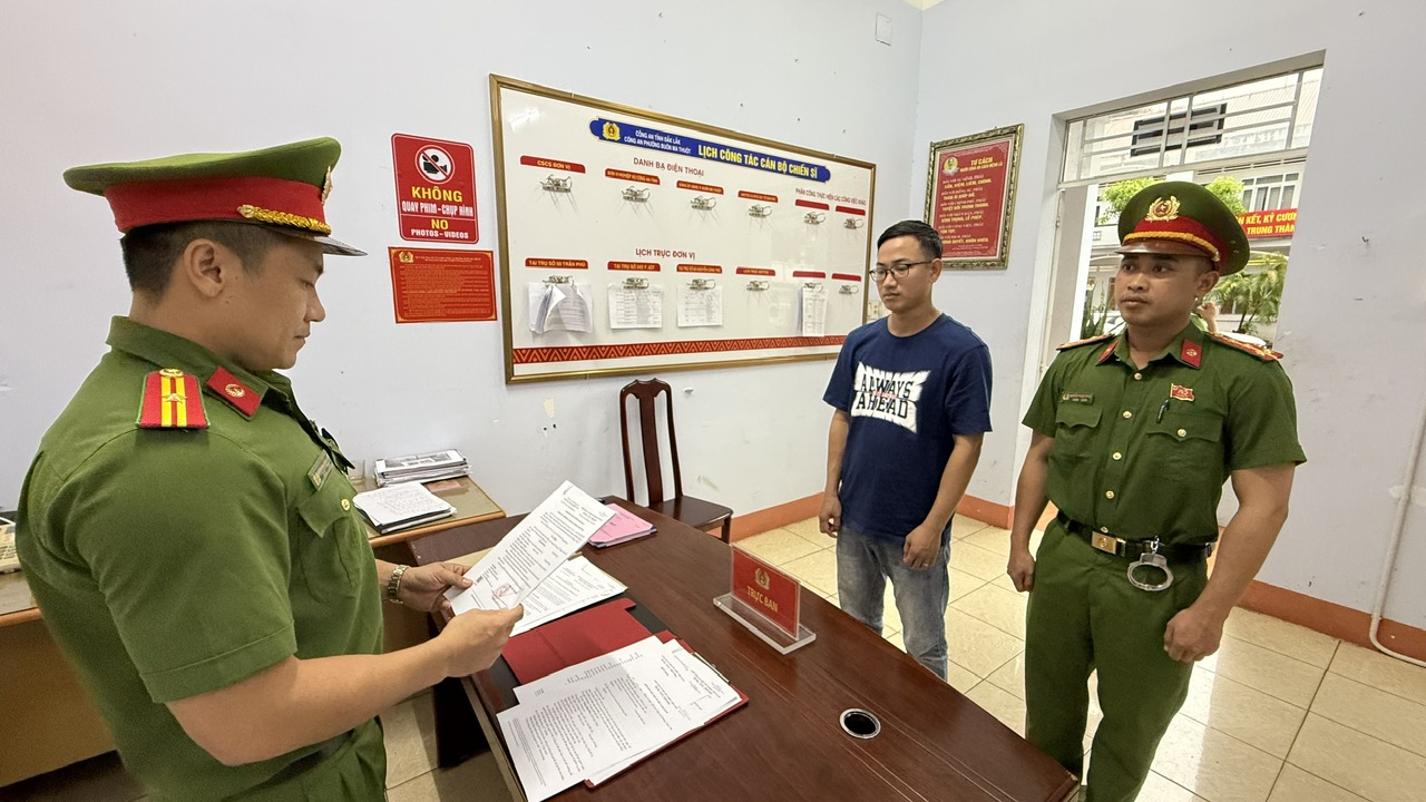 Khởi tố 1 phó phòng chi nhánh ngân hàng lừa đảo 4,8 tỉ đồng- Ảnh 1. Khởi tố 1 phó phòng chi nhánh ngân hàng lừa đảo 4,8 tỉ đồng- Ảnh 1.