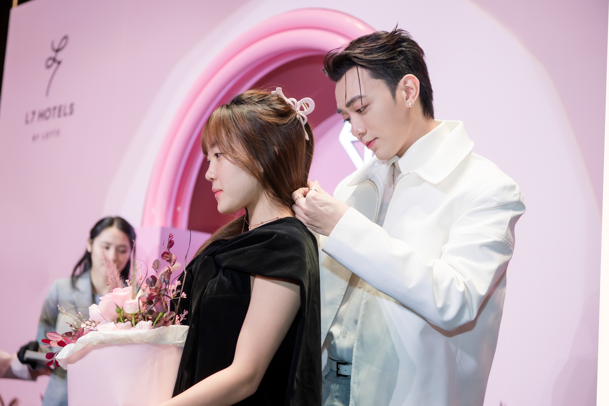 Vừa ủng hộ nửa tỷ đồng cho người dân vùng bão, người hâm mộ nam ca sĩ này tiếp tục chi 400 triệu đồng đấu giá làm từ thiện- Ảnh 2.