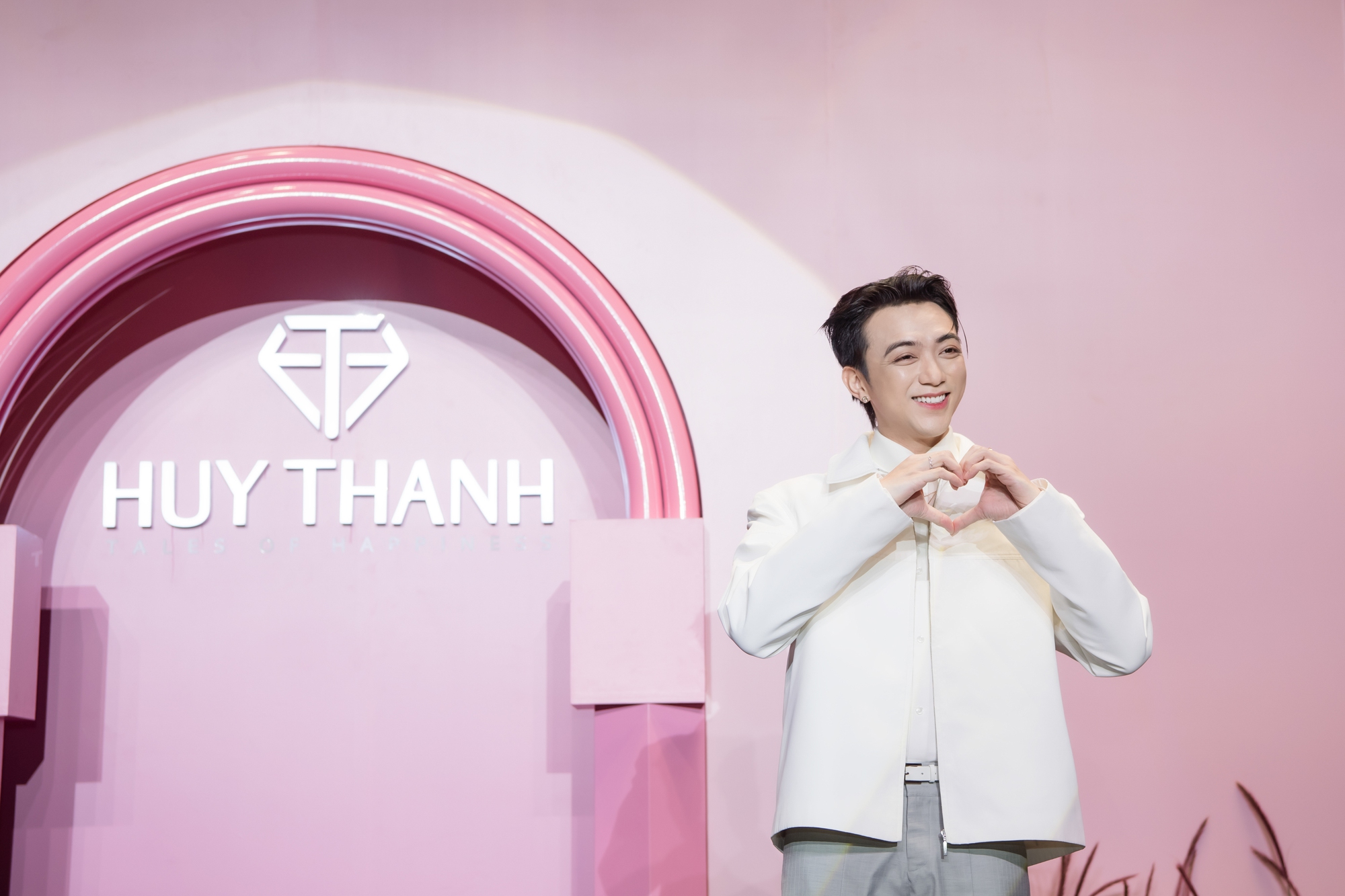 Vừa ủng hộ nửa tỷ đồng cho người dân vùng bão, người hâm mộ nam ca sĩ này tiếp tục chi 400 triệu đồng đấu giá làm từ thiện- Ảnh 3.