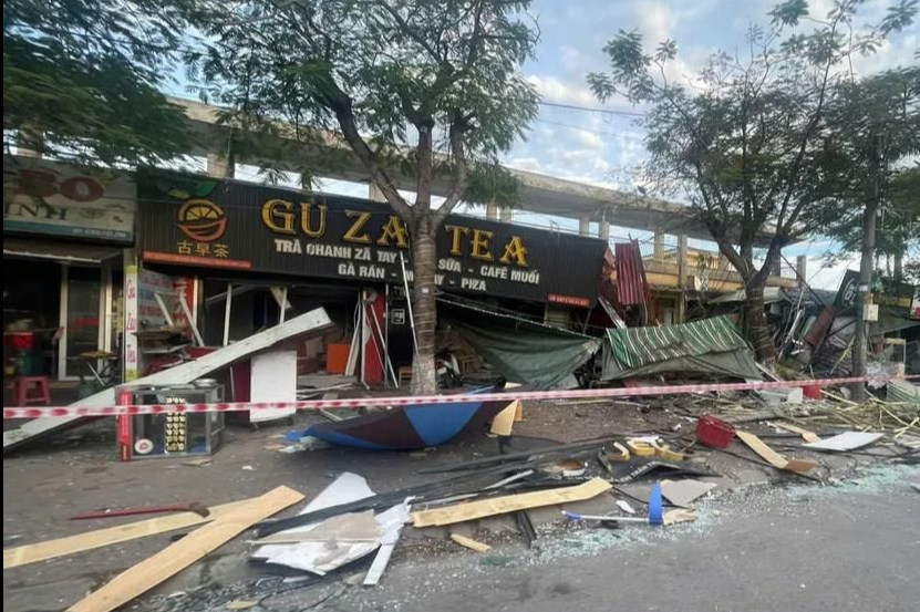 Nổ tại ki-ốt cạnh sân vận động, một số người bị thương- Ảnh 1. Nổ tại ki-ốt cạnh sân vận động, một số người bị thương- Ảnh 1.