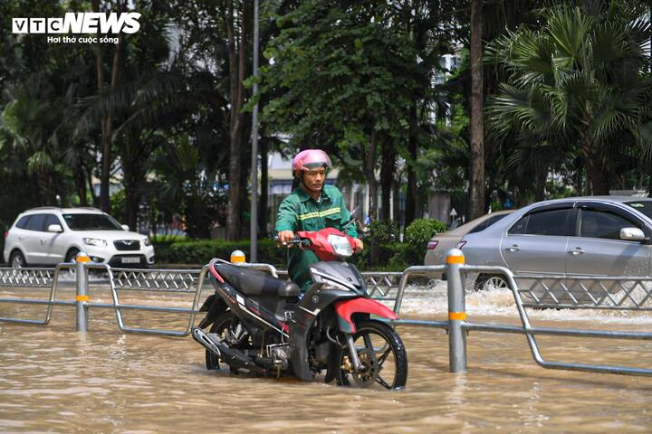 Sở Xây dựng Hà Nội 'đặc biệt rút kinh nghiệm' sau bão Bualoi, chuẩn bị ứng phó bão số 11- Ảnh 1.