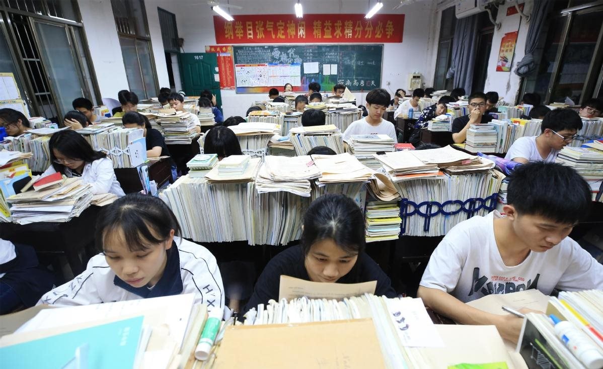 Học từ 6h sáng tới 11h đêm, tốt nghiệp rồi vẫn ám ảnh cảnh học tới vẹo cột sống, phụ huynh lẫn nhà trường làm đủ cách để dạy thêm: Cuộc đua thi cử căng như dây đàn tại siêu cường châu Á- Ảnh 1.