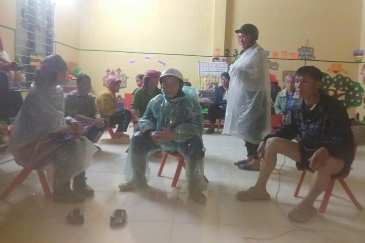 Trưởng thôn chạy xuyên đêm mưa lũ cứu 20 hộ dân thoát sạt lở- Ảnh 2.