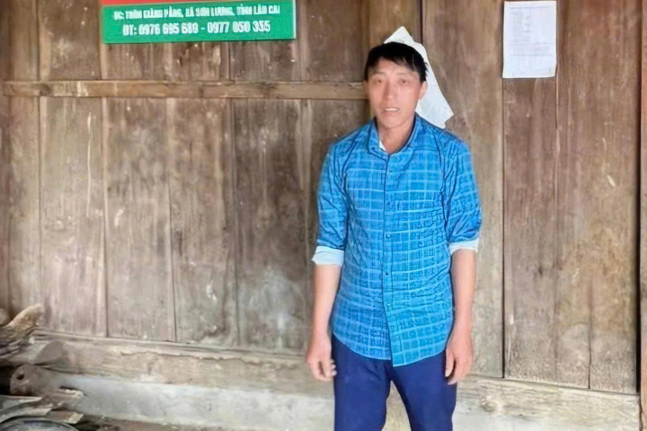 Trưởng thôn chạy xuyên đêm mưa lũ cứu 20 hộ dân thoát sạt lở- Ảnh 1.