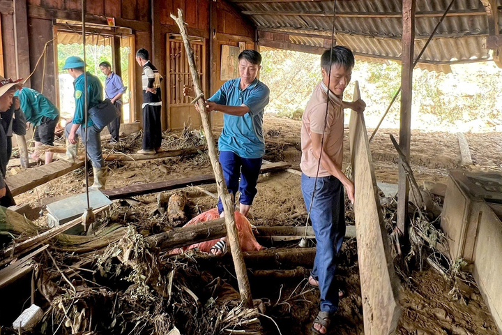 Trưởng thôn chạy xuyên đêm mưa lũ cứu 20 hộ dân thoát sạt lở- Ảnh 3.