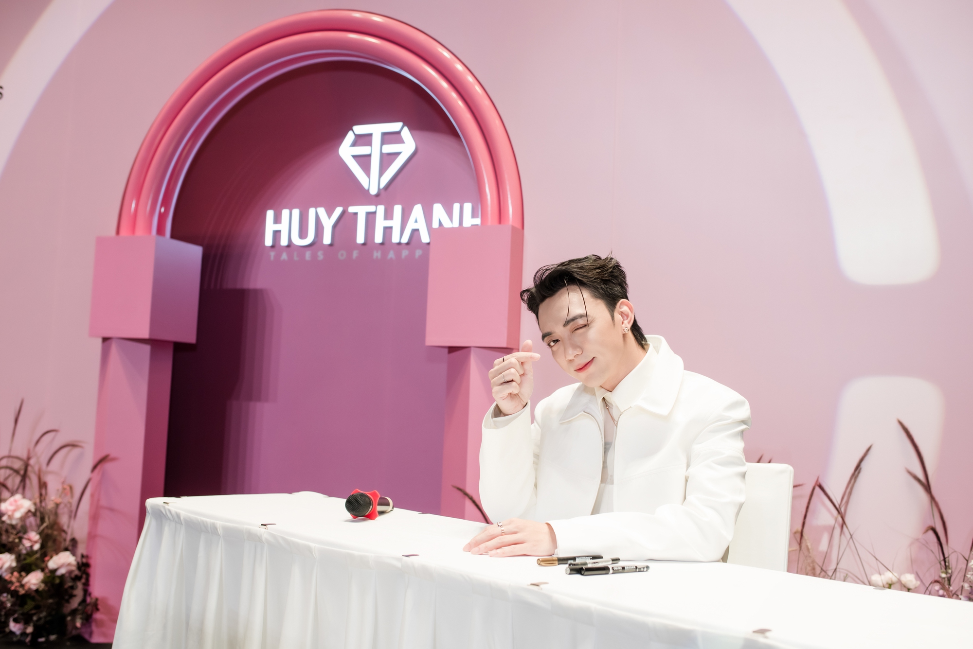 Vừa ủng hộ nửa tỷ đồng cho người dân vùng bão, người hâm mộ nam ca sĩ này tiếp tục chi 400 triệu đồng đấu giá làm từ thiện- Ảnh 1.