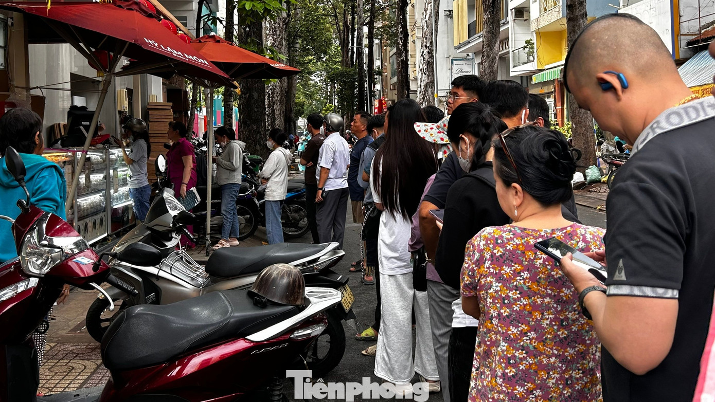 Bánh trung thu 30.000 đồng không ai ngó, bánh 800.000 đồng tấp nập người mua- Ảnh 7.