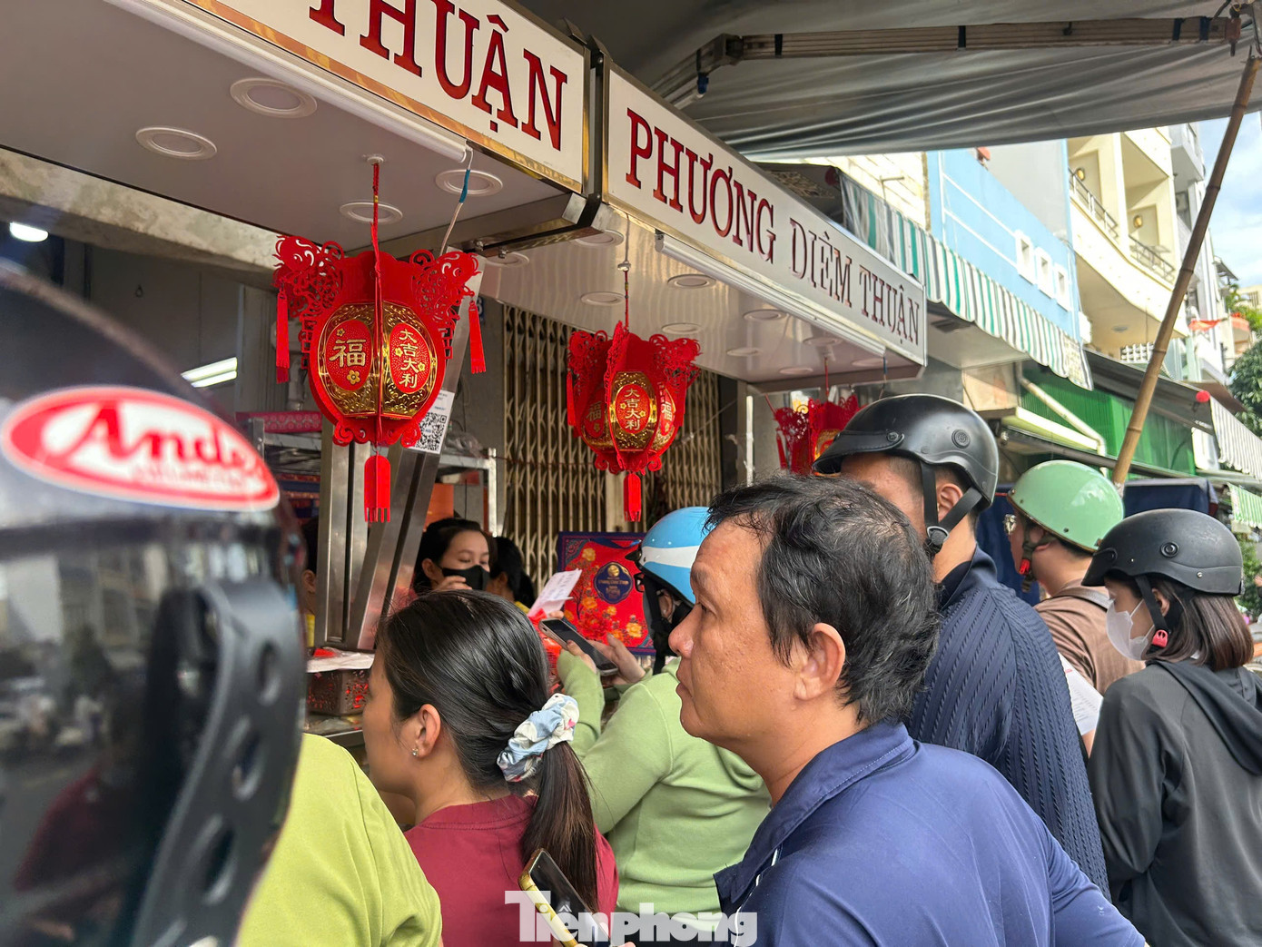 Bánh trung thu 30.000 đồng không ai ngó, bánh 800.000 đồng tấp nập người mua- Ảnh 6.