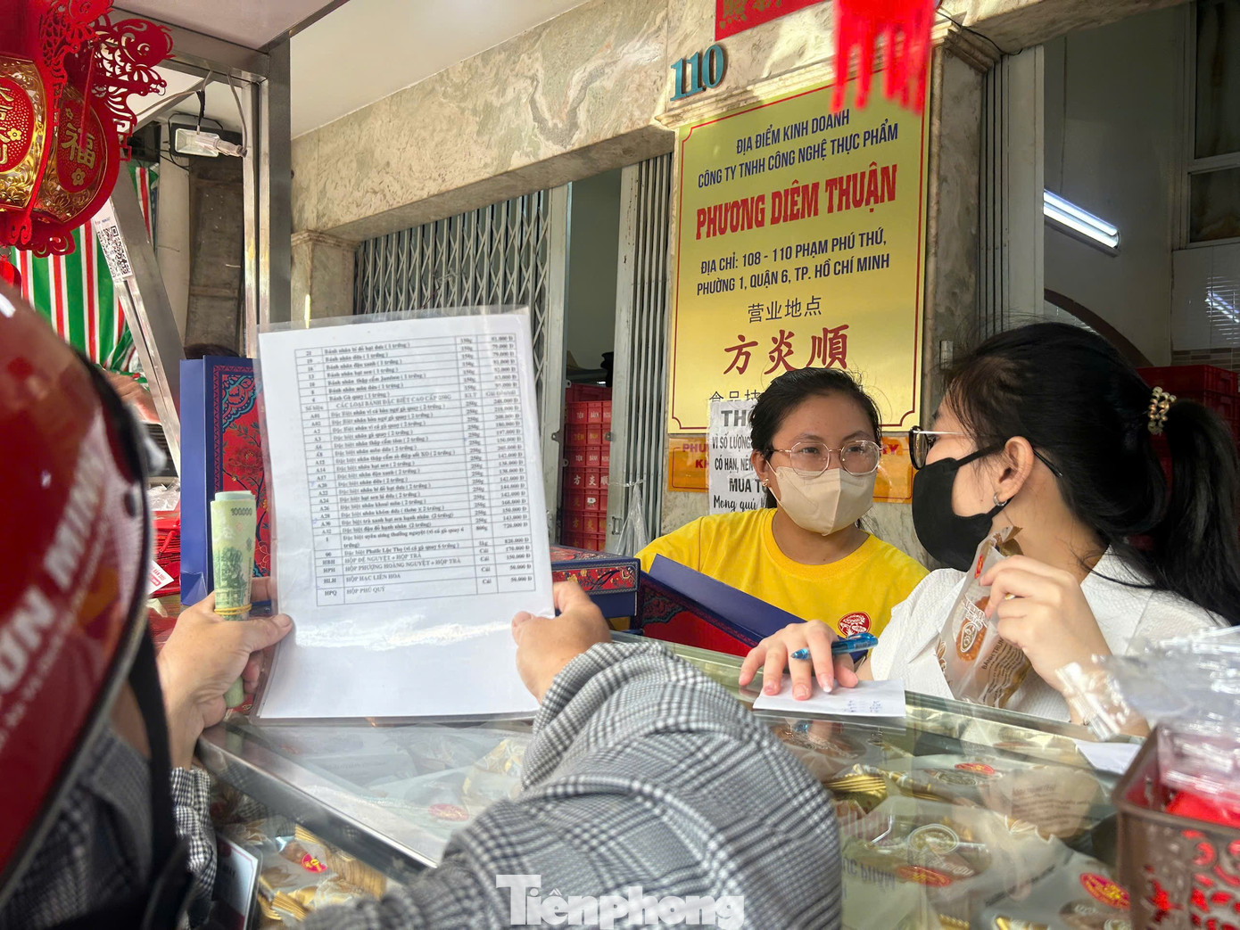 Bánh trung thu 30.000 đồng không ai ngó, bánh 800.000 đồng tấp nập người mua- Ảnh 4.