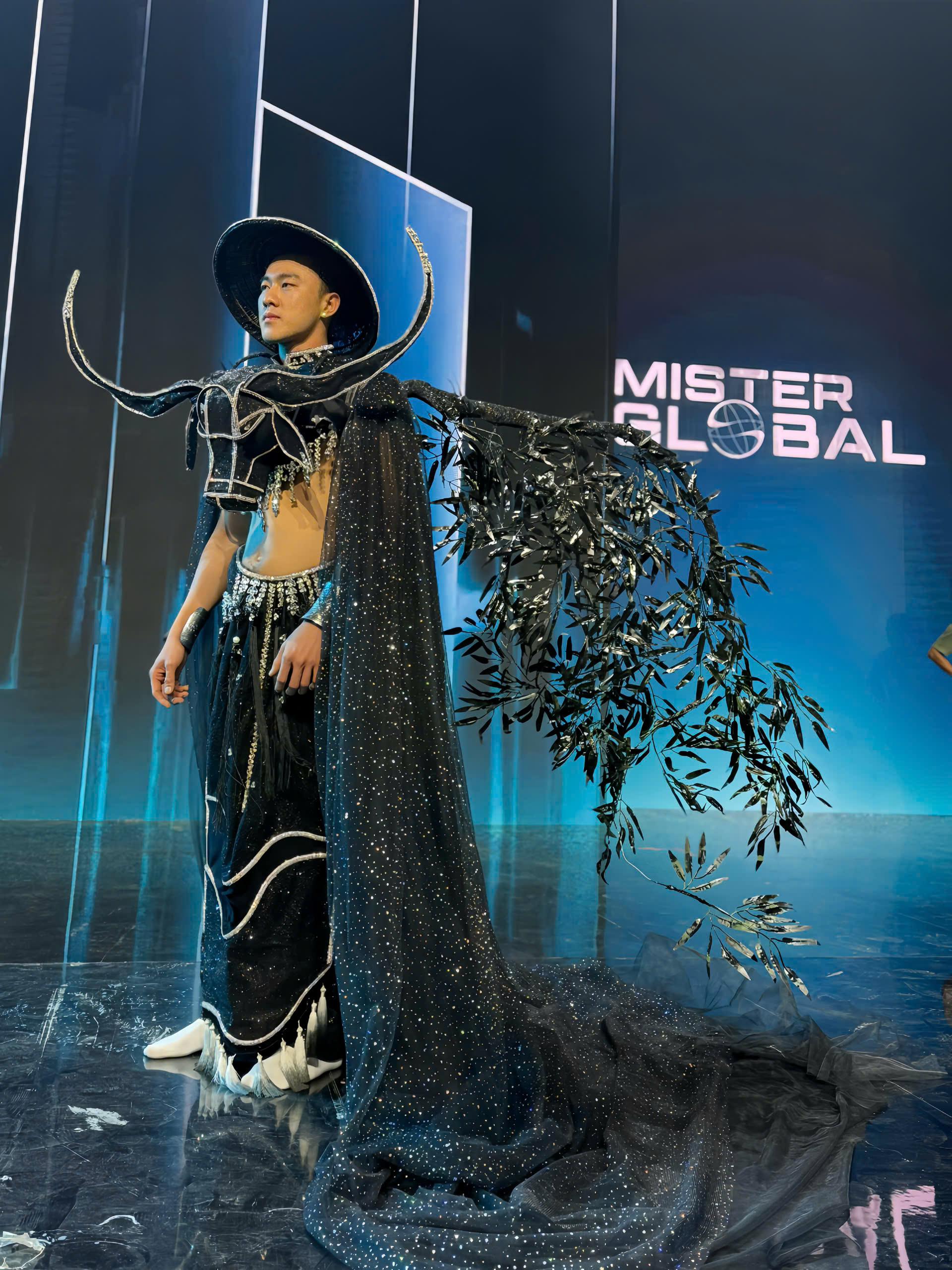 Trưởng phòng kinh doanh sinh năm 1999 tự tin chinh chiến đấu trường quốc tế, chia sẻ trải nghiệm "chạy sô" có một không hai- Ảnh 2. Trưởng phòng kinh doanh sinh năm 1999 tự tin chinh chiến đấu trường quốc tế, chia sẻ trải nghiệm "chạy sô" có một không hai- Ảnh 2.