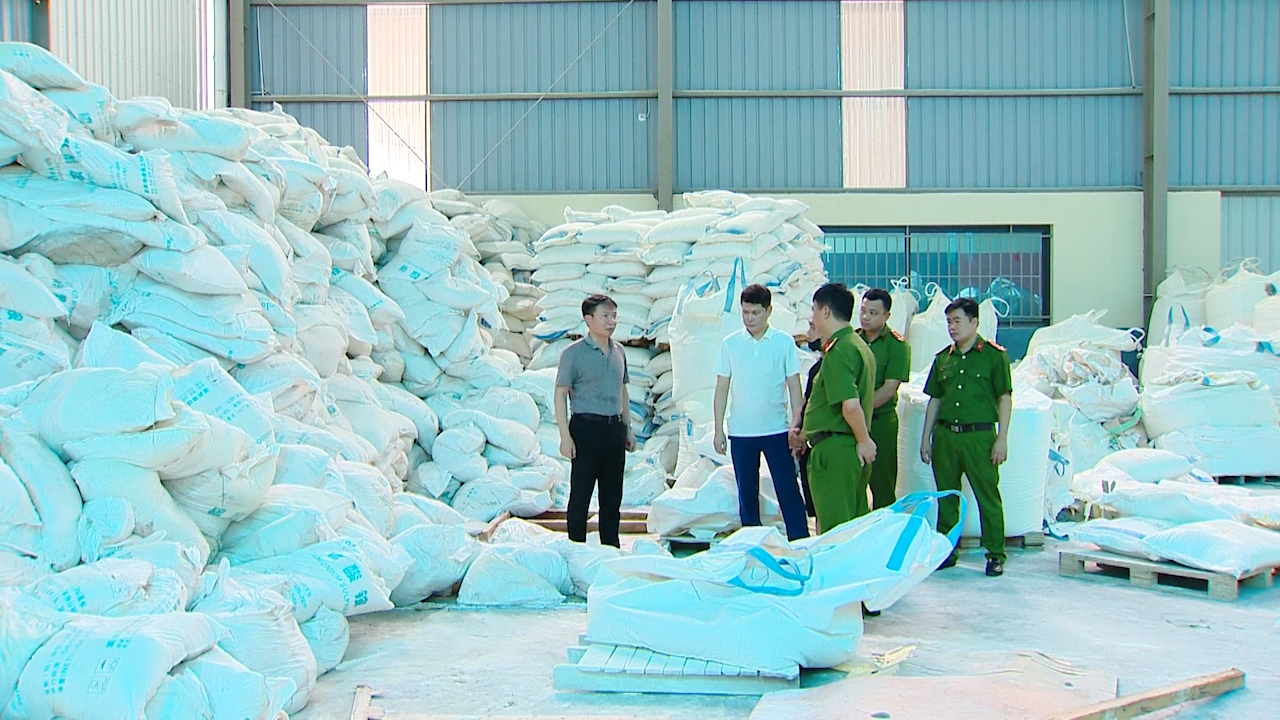 Bên trong xưởng sản xuất 2,2 triệu bình chữa cháy giả: Công thức pha trộn “tự nghĩ ra”, 54% là bột không có tác dụng dập lửa- Ảnh 4.