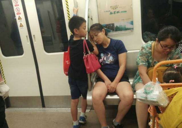 Nhìn bức ảnh cậu bé trên tàu điện ngầm,…
