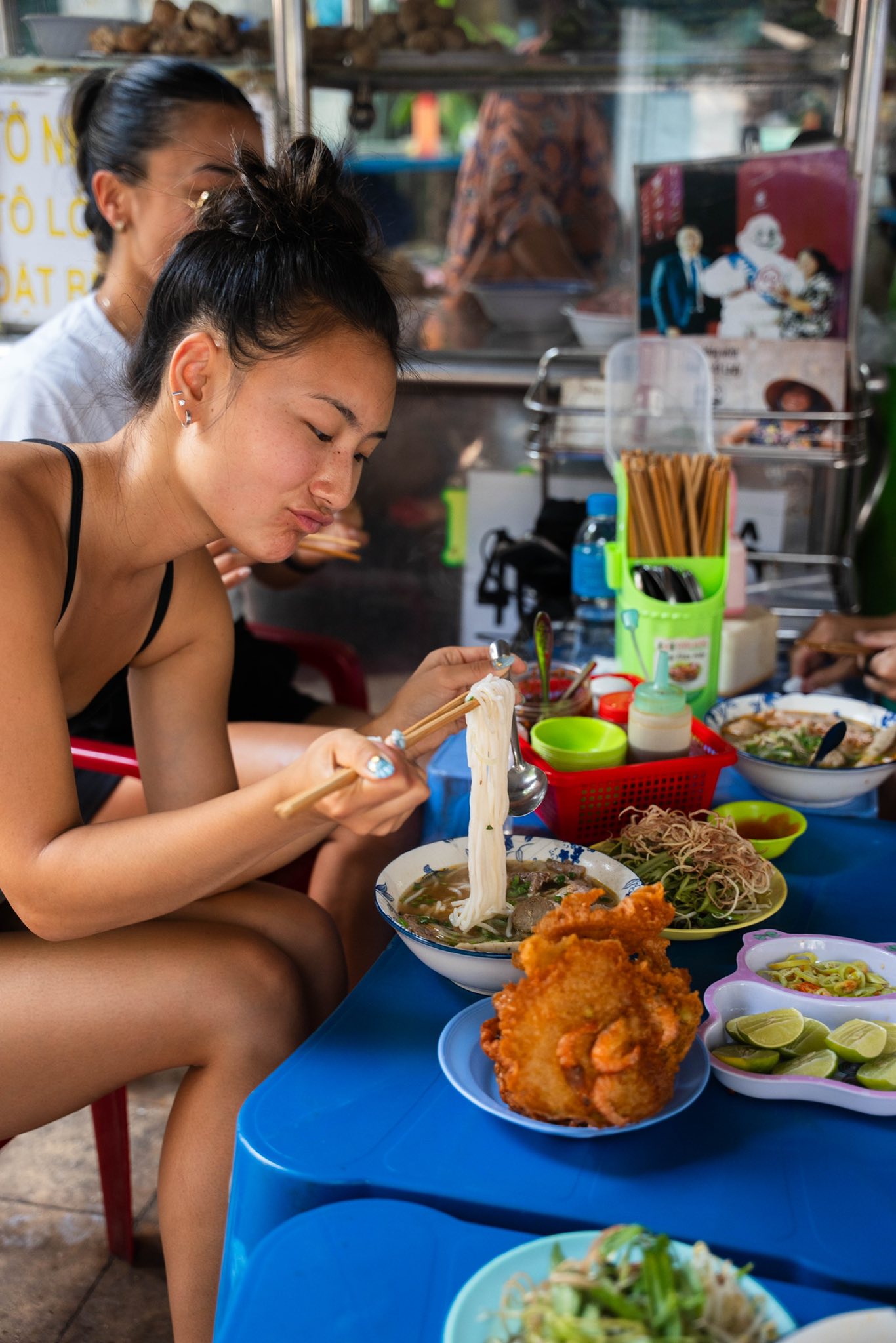 Alix Trương là ai mà hot đùng đùng, xả loạt ảnh ở Việt Nam toàn thấy đánh pickleball và ăn bánh mì?- Ảnh 9. Alix Trương là ai mà hot đùng đùng, xả loạt ảnh ở Việt Nam toàn thấy đánh pickleball và ăn bánh mì?- Ảnh 9.