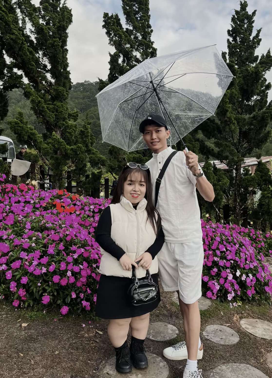 Một lòng muốn cưới cô gái 1m25, chàng trai bị mẹ vợ tương lai lắp camera theo dõi gần 1 năm và cái kết- Ảnh 1. Một lòng muốn cưới cô gái 1m25, chàng trai bị mẹ vợ tương lai lắp camera theo dõi gần 1 năm và cái kết- Ảnh 1.