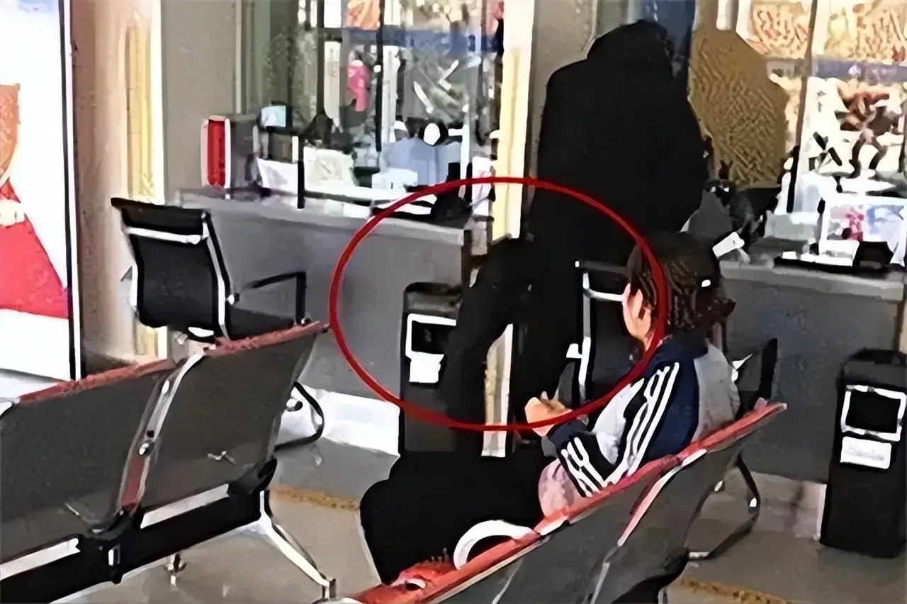 Gửi ngân hàng 70 tỷ, sau 5 năm tài khoản còn 125 nghìn, cảnh sát tuyên bố: "Họ không có lỗi"- Ảnh 3. Gửi ngân hàng 70 tỷ, sau 5 năm tài khoản còn 125 nghìn, cảnh sát tuyên bố: "Họ không có lỗi"- Ảnh 3.