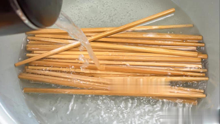 Đũa rửa xong để đầu nhỏ hướng lên mới sạch? Sai một chi tiết, cả nhà dễ “ăn” vi khuẩn vào người- Ảnh 2.