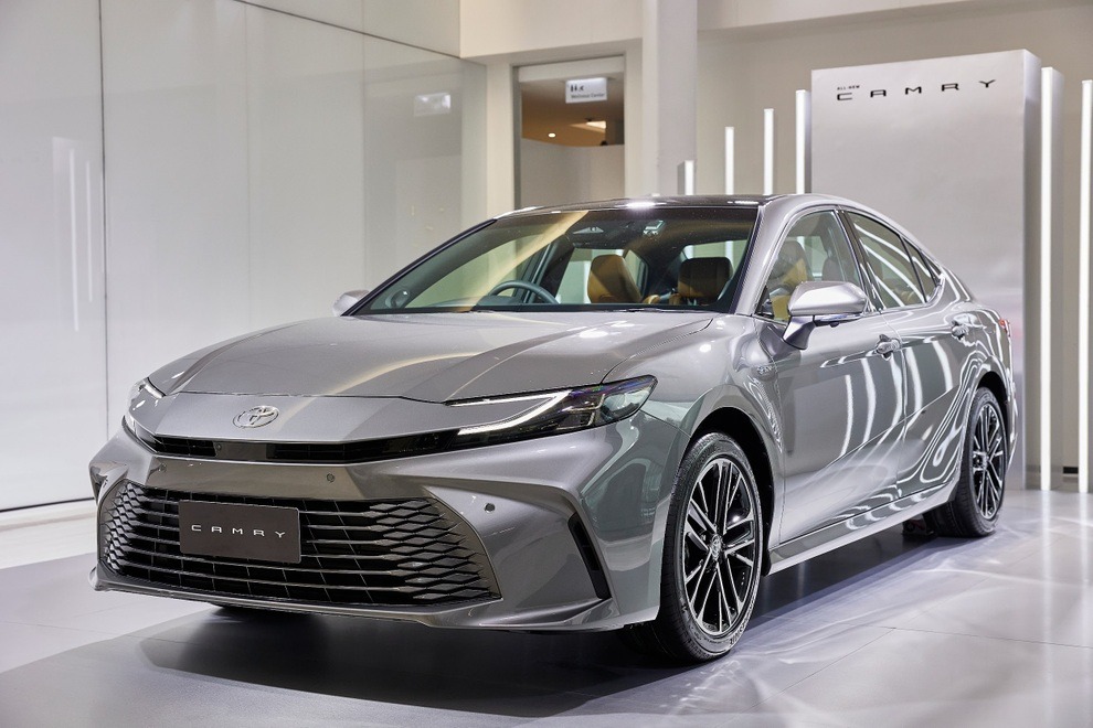 Toyota Camry giảm giá trăm triệu- Ảnh 1.