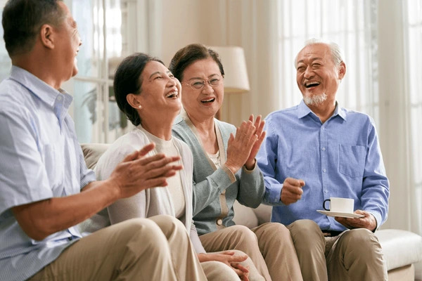 Người phụ nữ mời vợ chồng bạn thân đến …