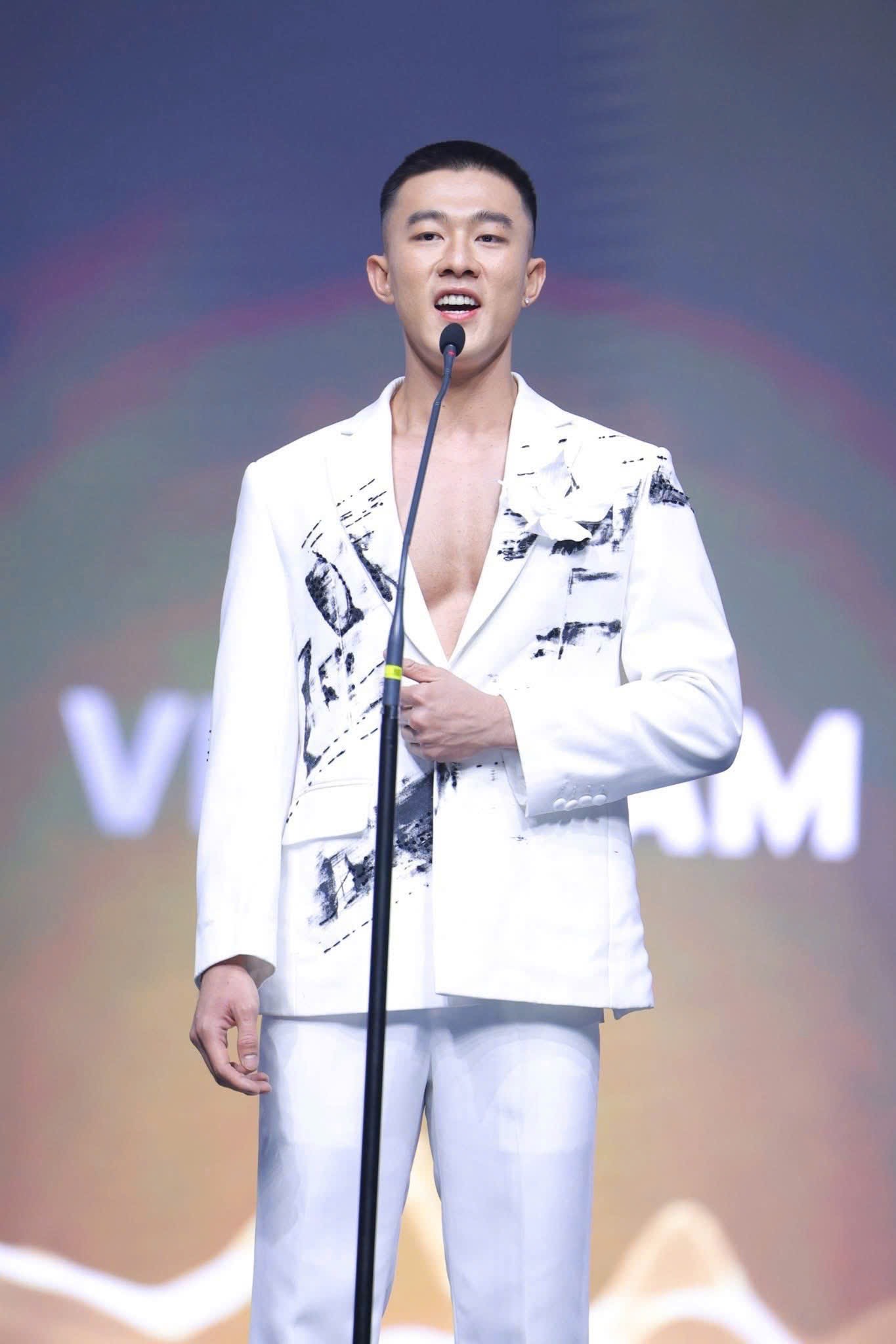 Đoàn Công Vinh bị ngộ độc, nhập viện đi…