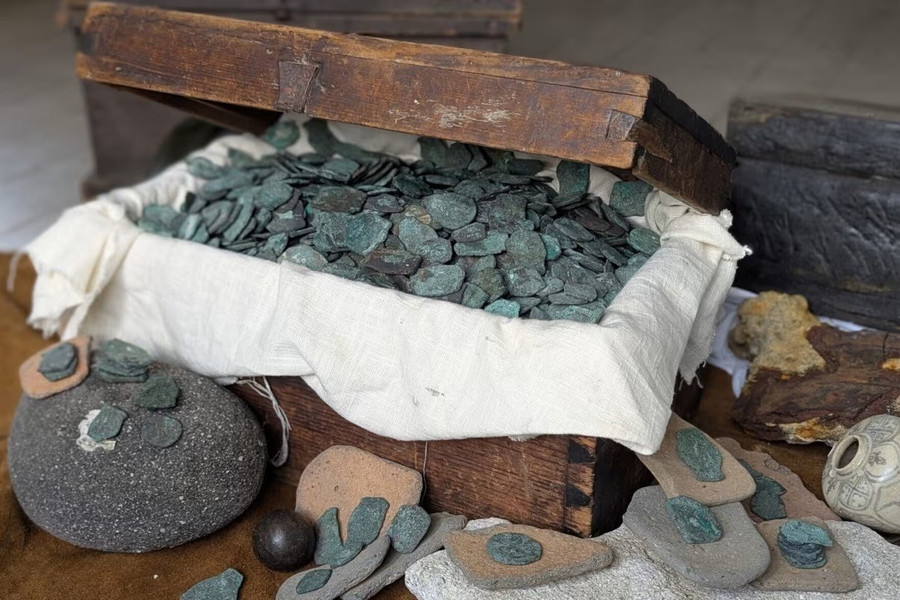 Máy xúc tìm thấy kho tiền trị giá 1 triệu USD- Ảnh 1.