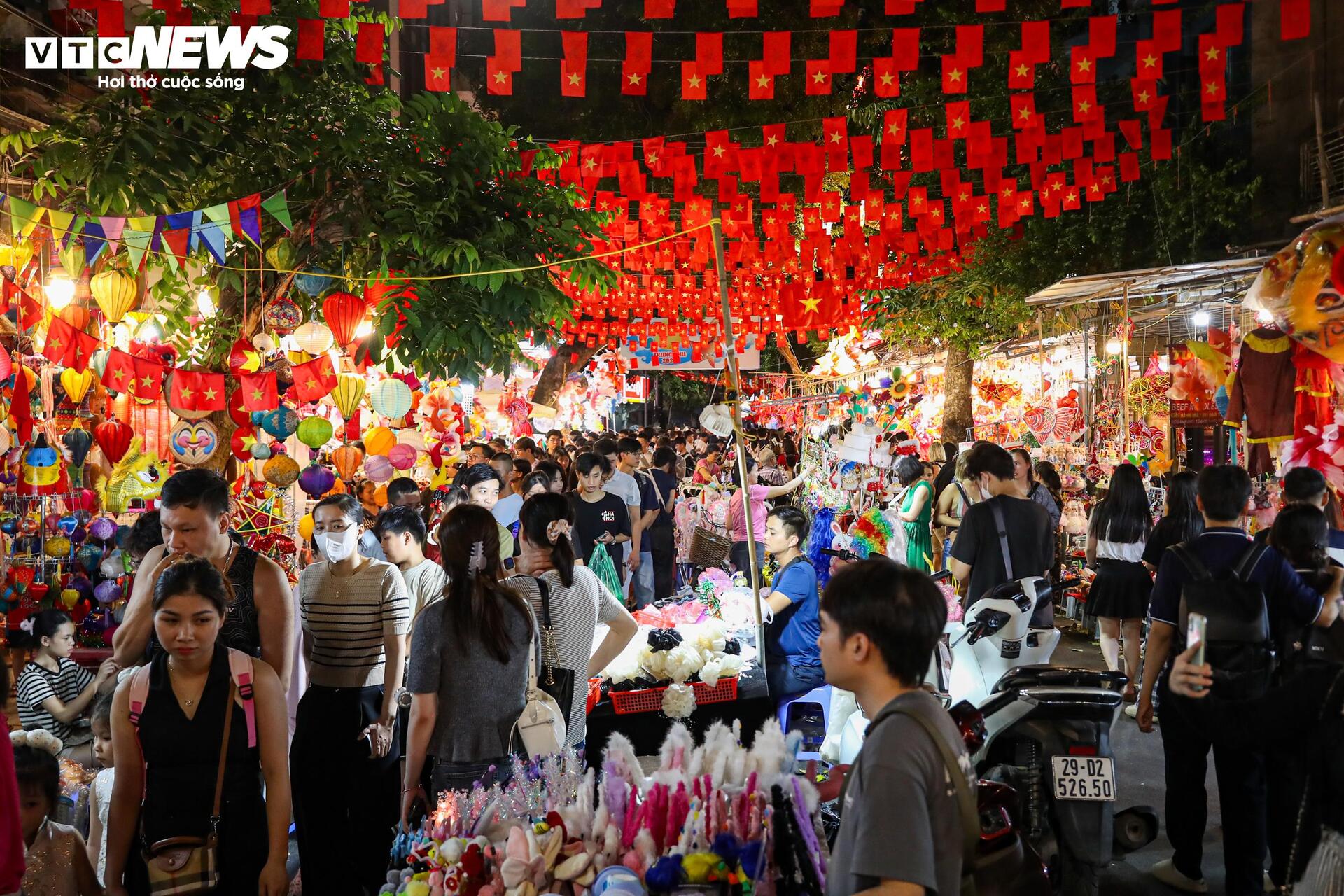 Biển người chen chân trên phố Hàng Mã đón Trung thu sớm- Ảnh 16.