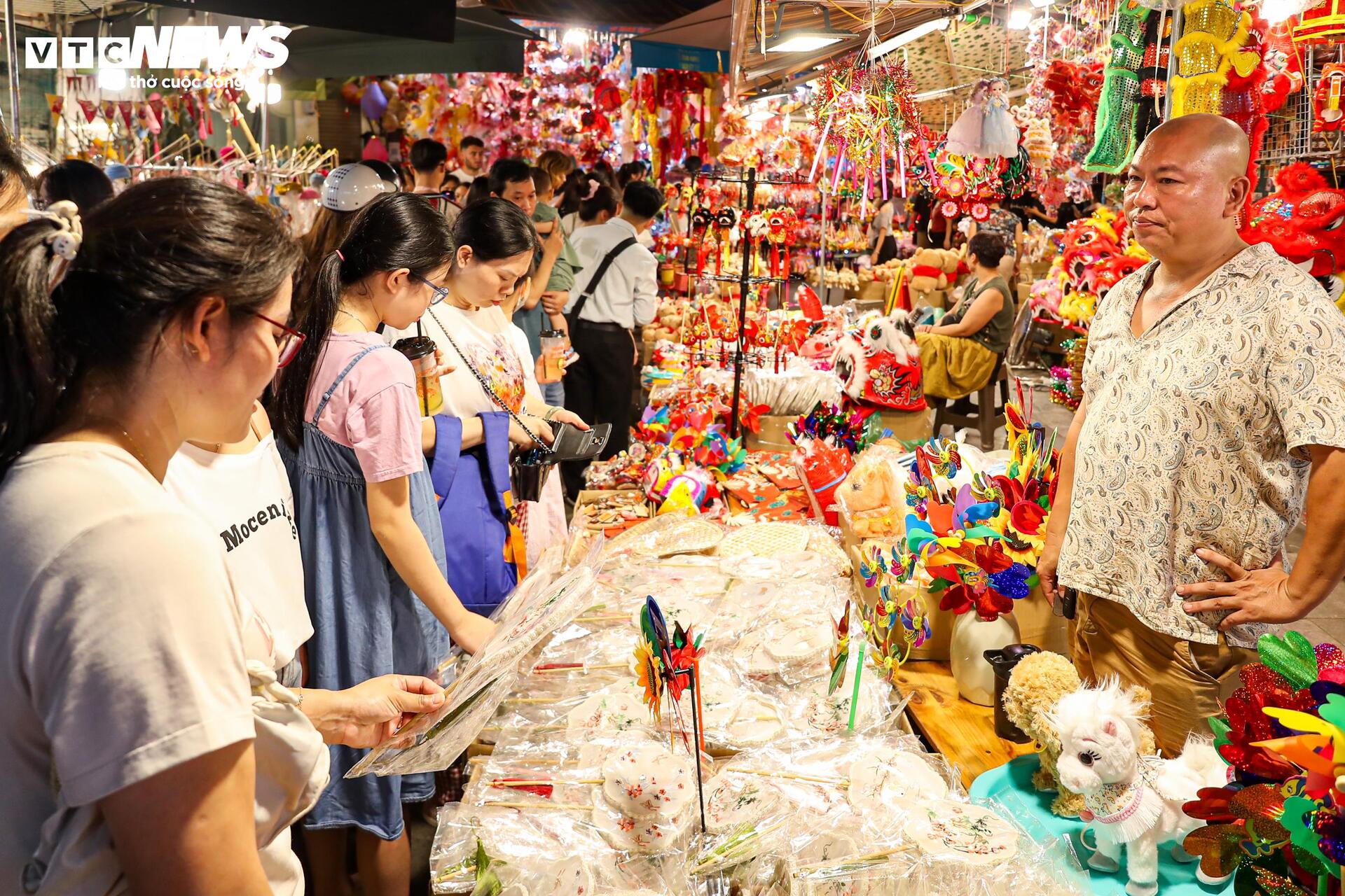 Biển người chen chân trên phố Hàng Mã đón Trung thu sớm- Ảnh 7.