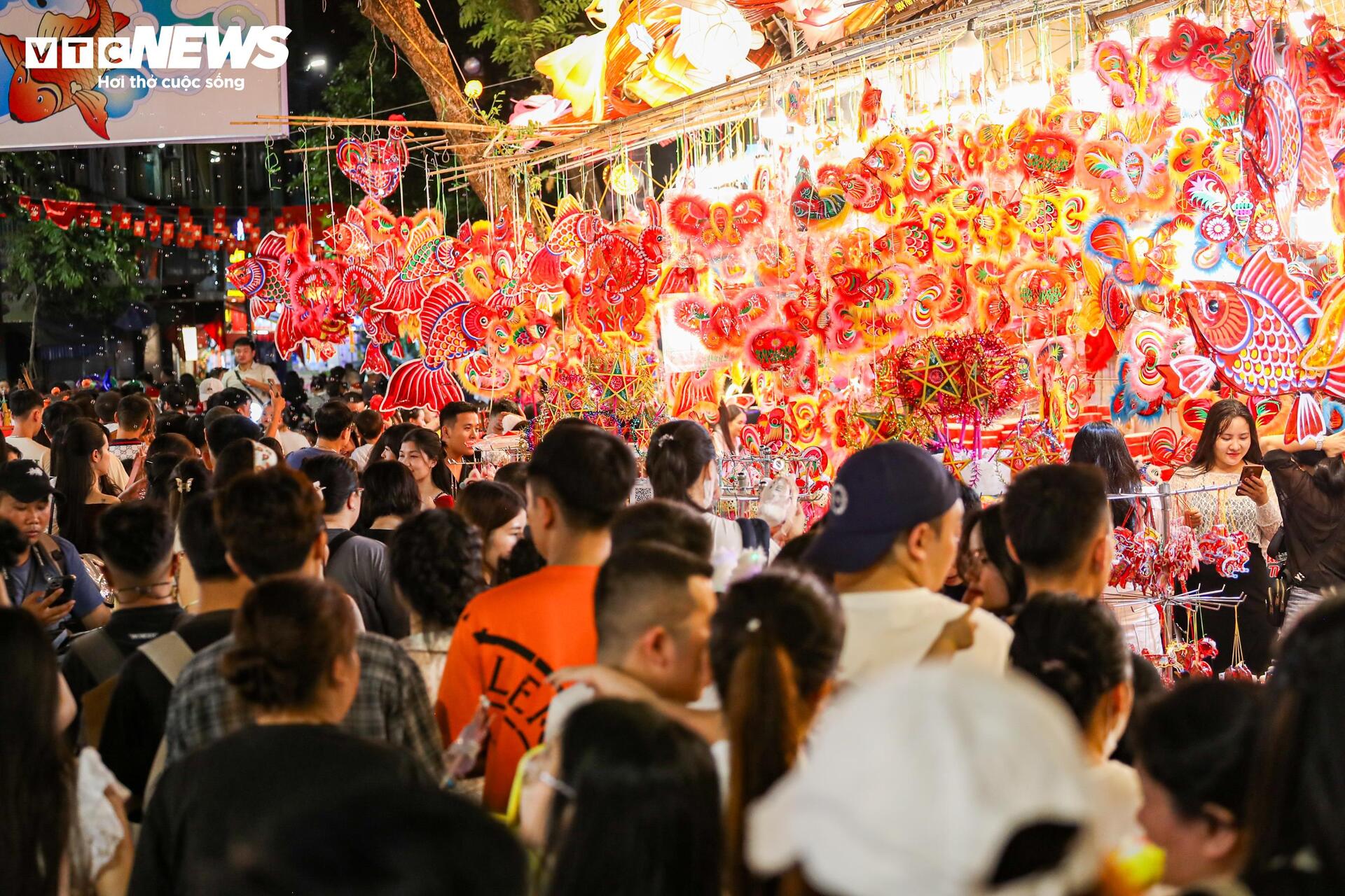 Biển người chen chân trên phố Hàng Mã đón Trung thu sớm- Ảnh 3.