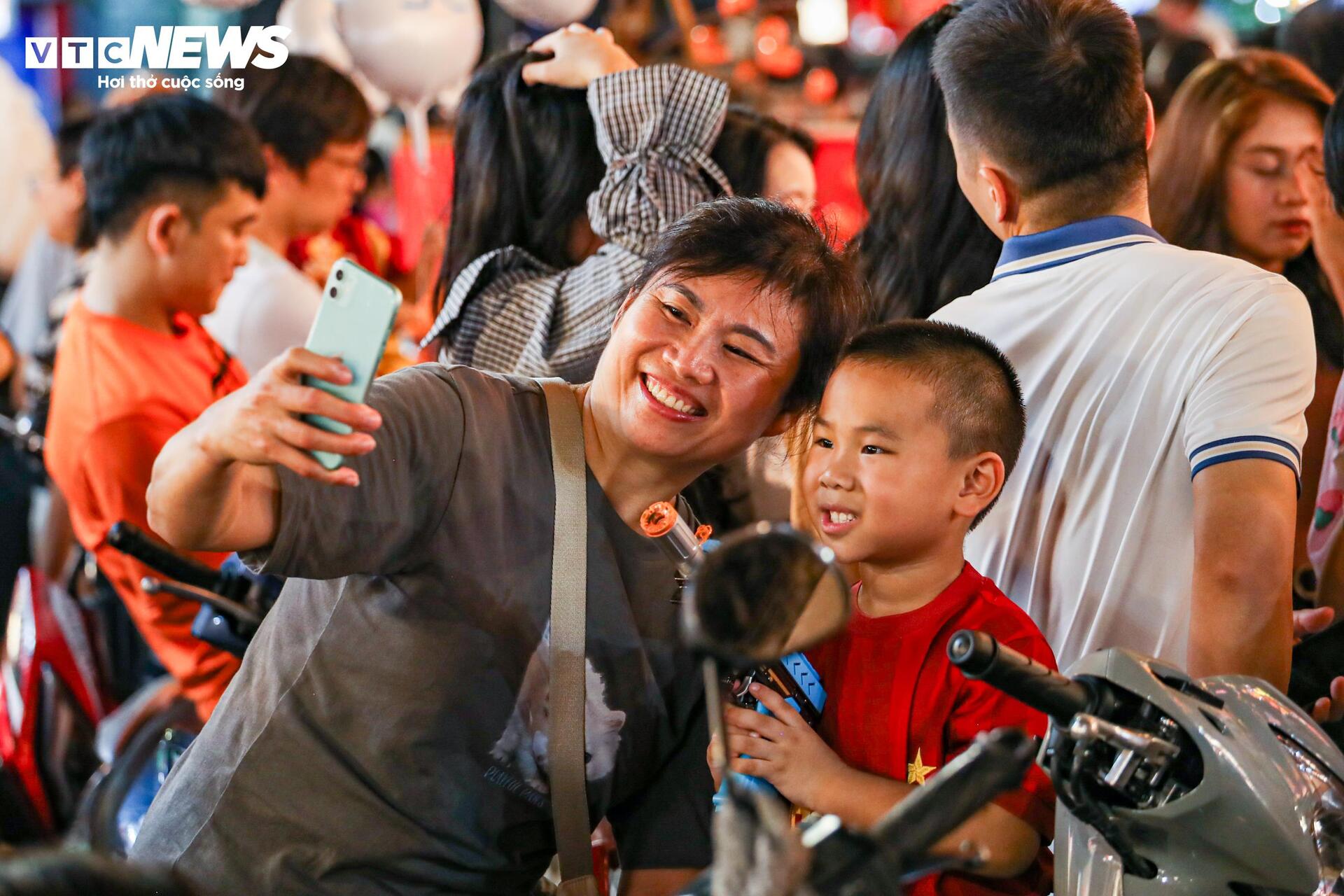 Biển người chen chân trên phố Hàng Mã đón Trung thu sớm- Ảnh 11.